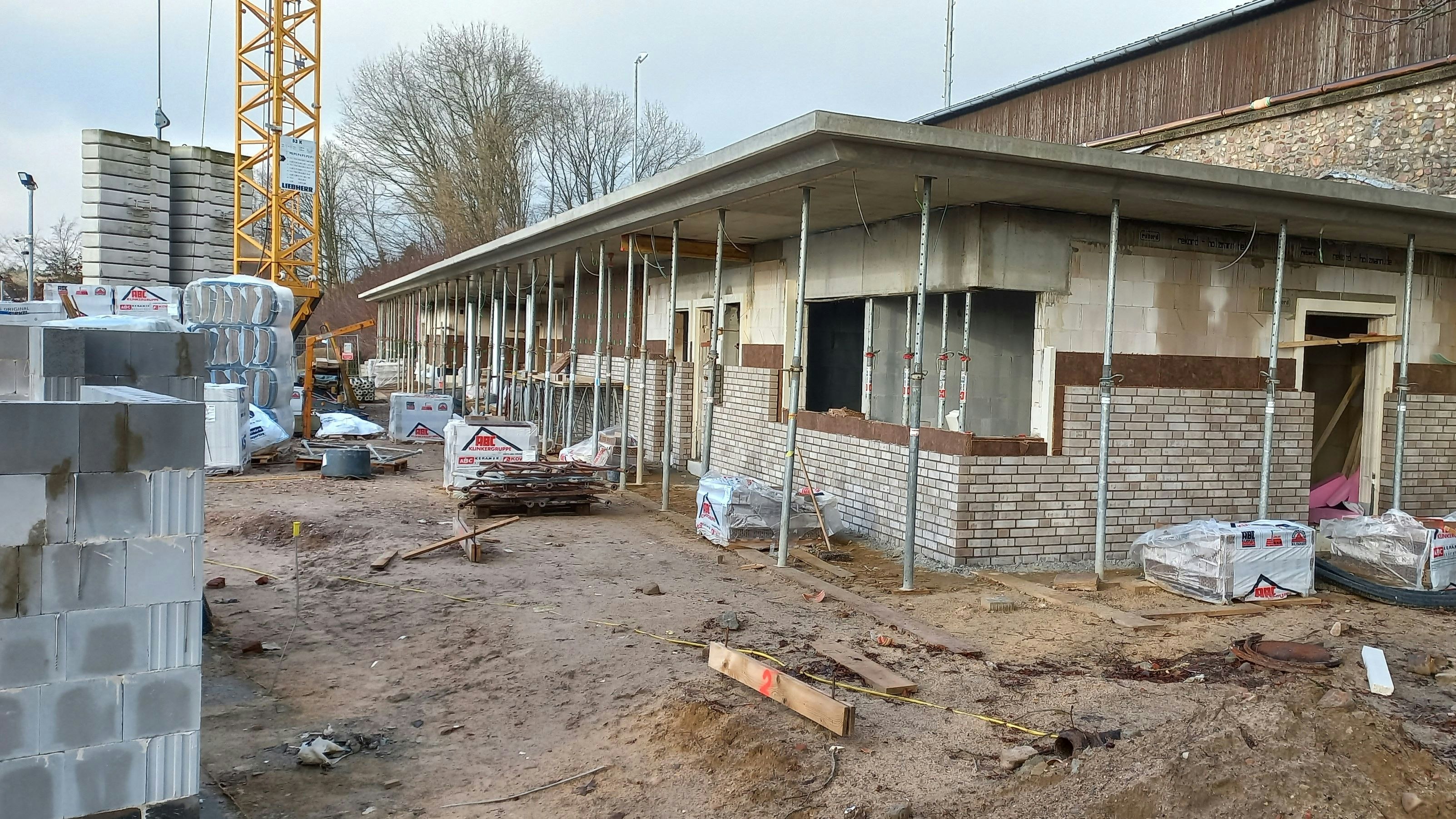 Ein Blick auf die Baustelle: Der Rohbau des neuen Sanitär- und Umkleidebereichs nimmt Formen an. Foto: Prues/Stadt Damme