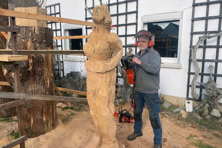 Künster Uwe Oswald aus Barnstorf arbeitet derzeit an der Skulptur ehemaliges Wasserwerk“, das zukünftig den Kreisverkehr in Richtung Holdorf zieren wird. Foto: Oswald