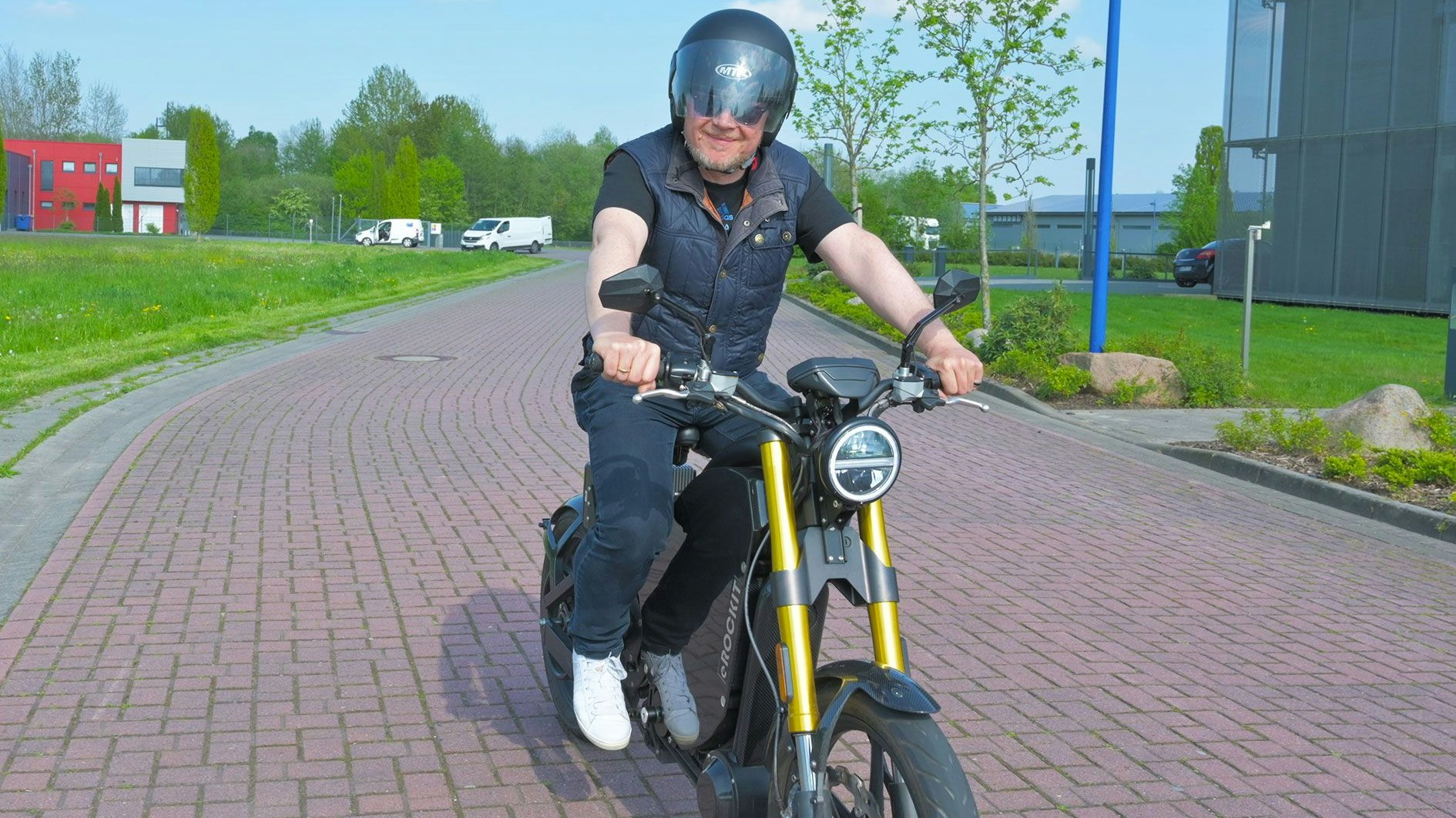 Schnell und umweltbewusst: OM-Medien-Reporter Normann Berg testet das eRockit, eine Mischung aus Elektro-Motorrad und Pedelec. Foto: Duzat