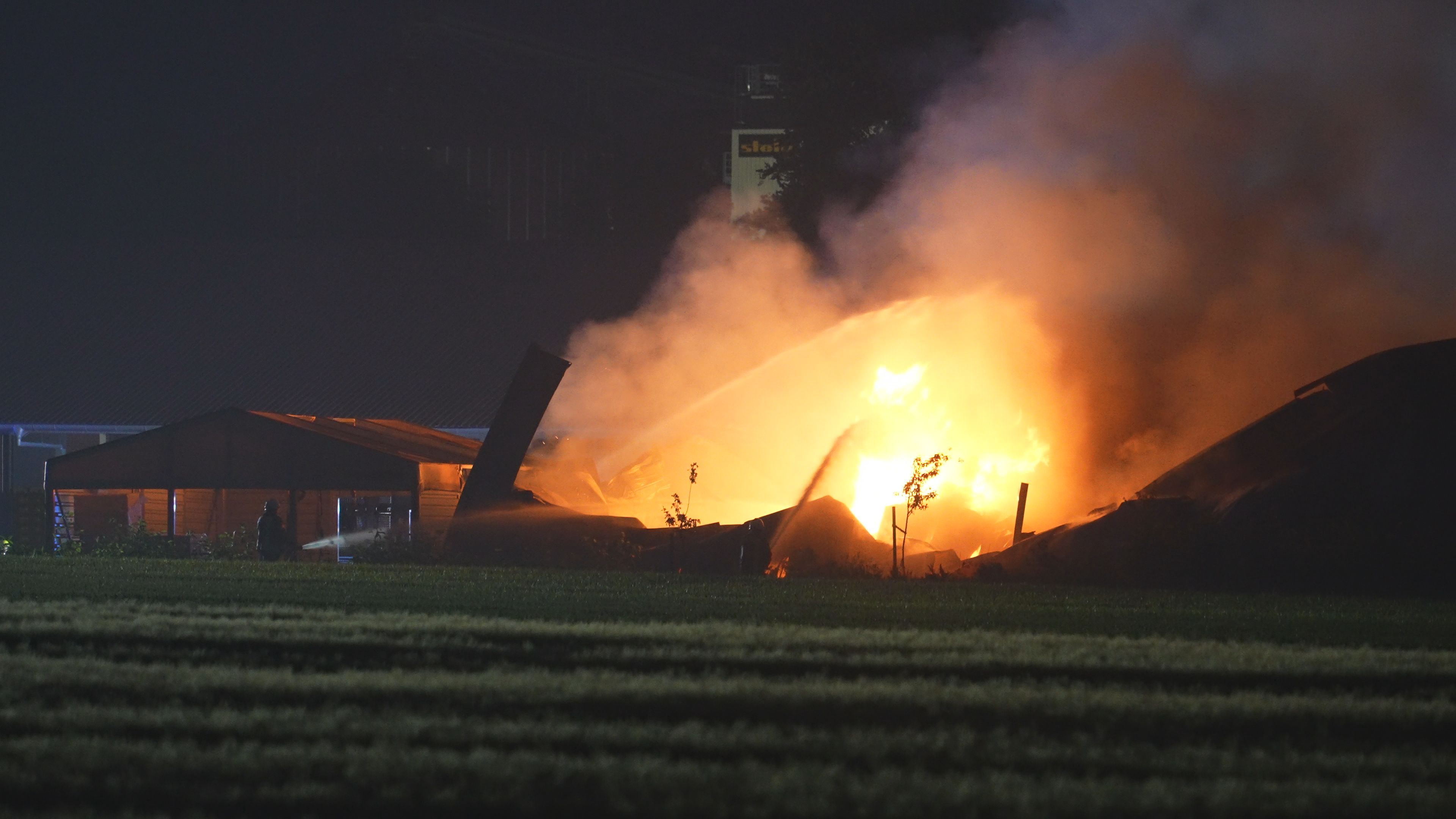 Die Lagerhalle wurde durch das Feuer zerstört. Foto: Nordwestmedia TV