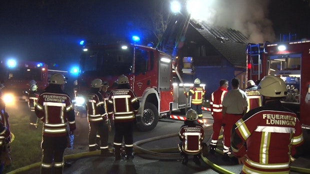Dachstuhl eines Löninger Hauses steht in Flammen