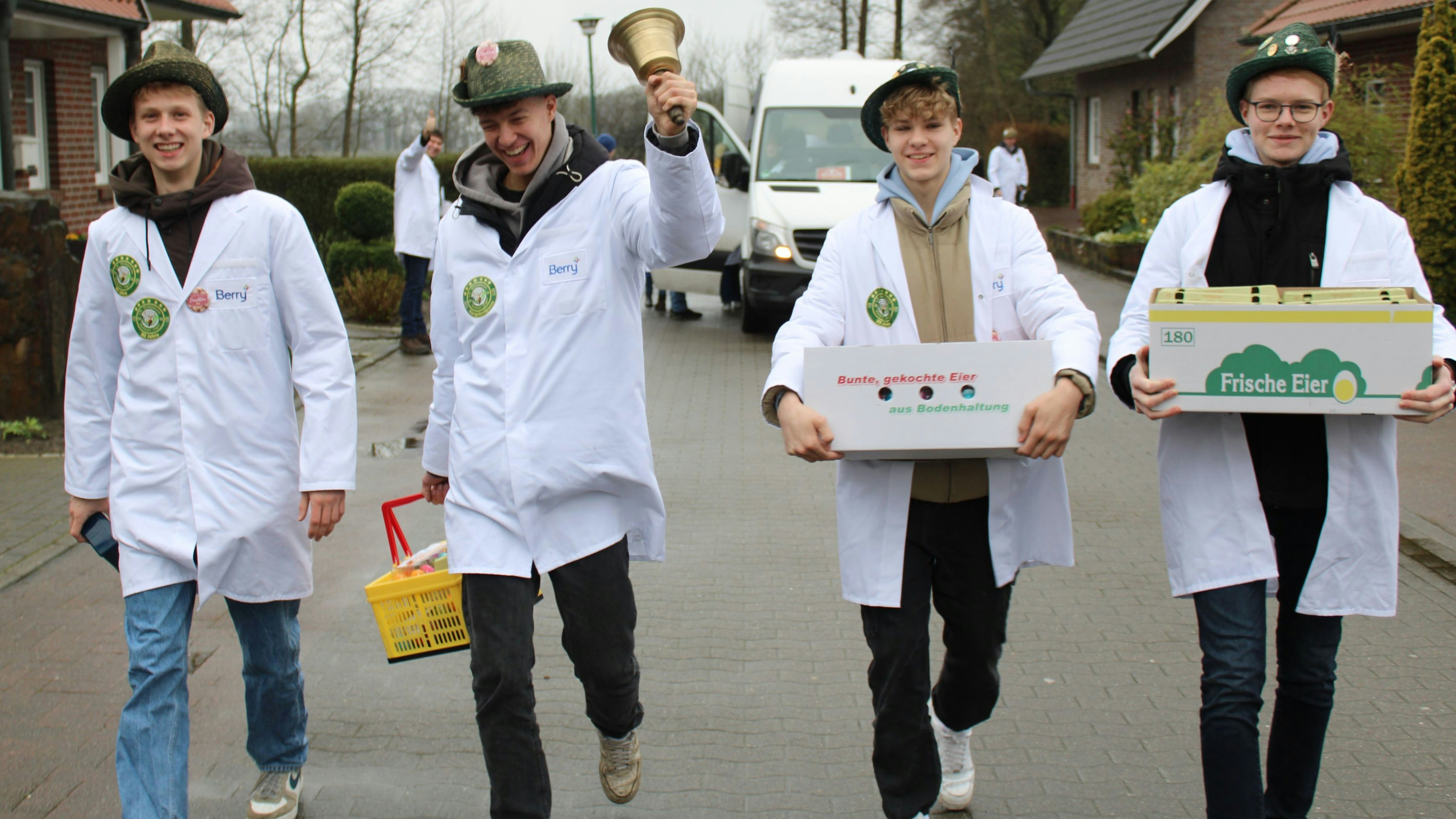 Es kann losgehen: (von links) Johann Brämswig, Markus Rösener, Johannes Stukel-Lefferding und Maxhinrich Wesjohann machen sich dran, die Eier zu verkaufen. Foto: Kemnade