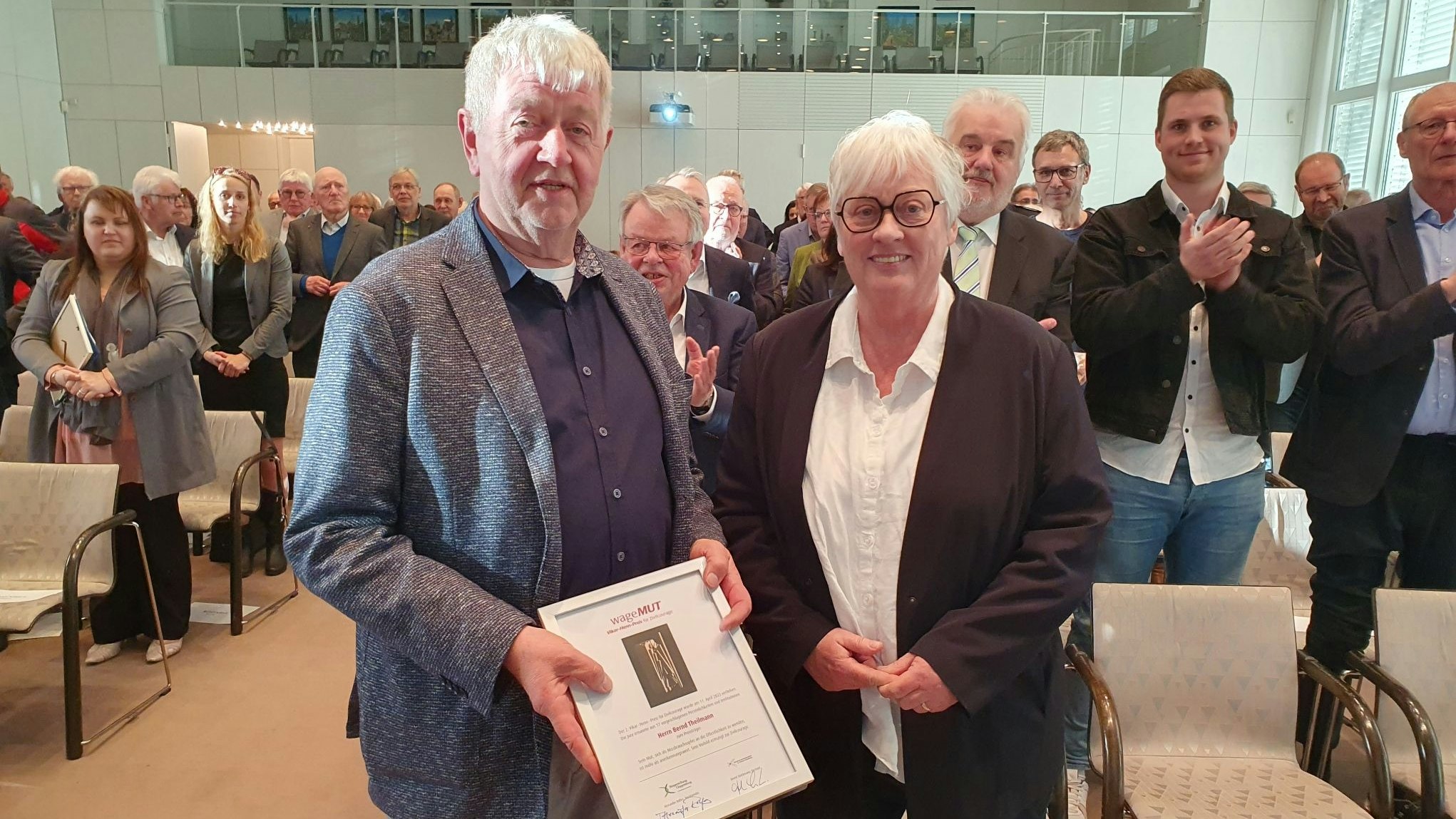 Applaus: Preisträger Bernd Theilmann  nimmt Glückwünsche von Laudatorin Prof. Dr. Christine Aka entgegen. Foto: Kessens