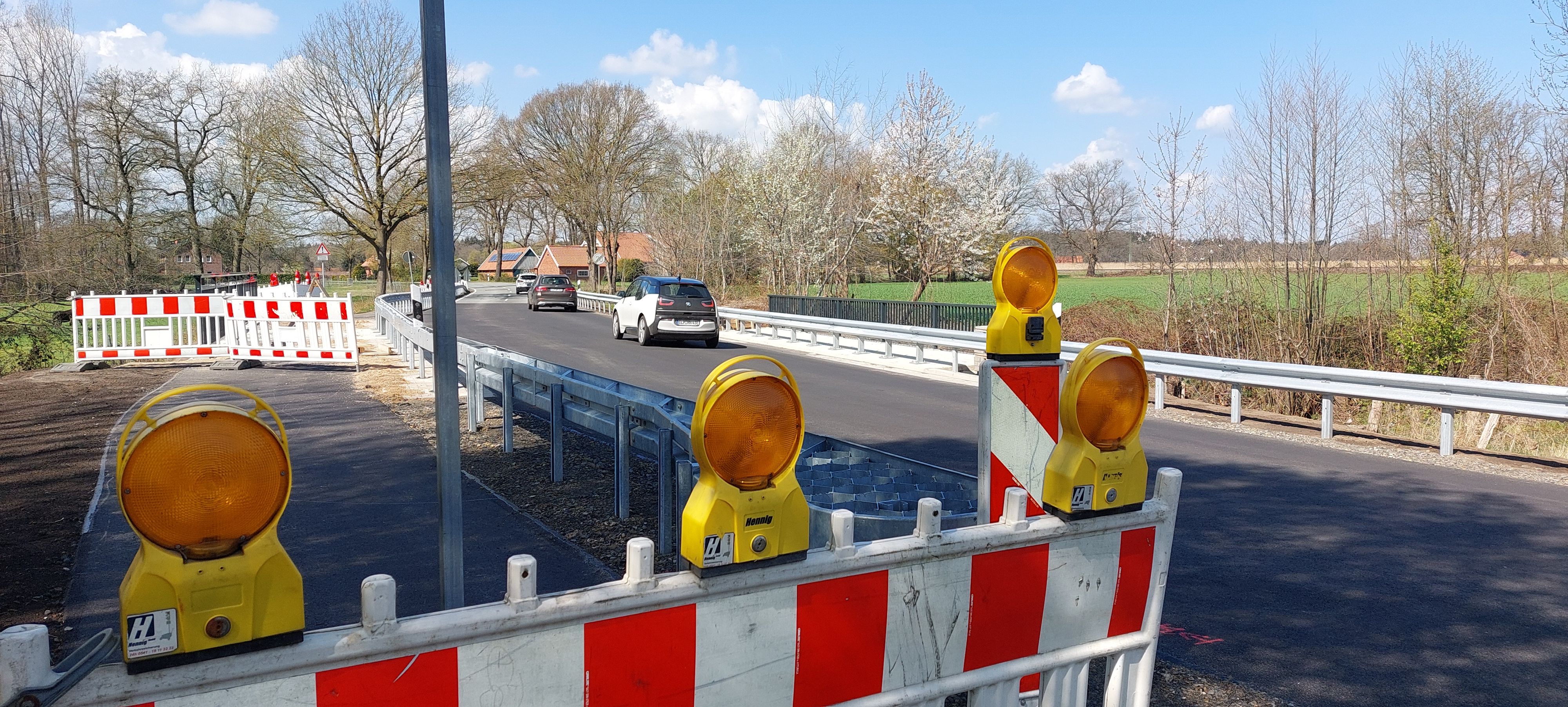 Der Verkehr rollt wieder: Die Brücke über den Moorbach auf der Löninger Straße ist wieder befahrbar. Foto: Wienken