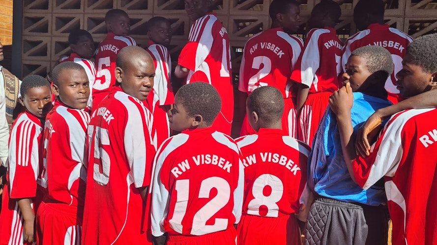 Neue Trikots: Rot-Weiß Visbek sponserte die Ausrüstung von malawischen Schülern. Foto: Böttcher