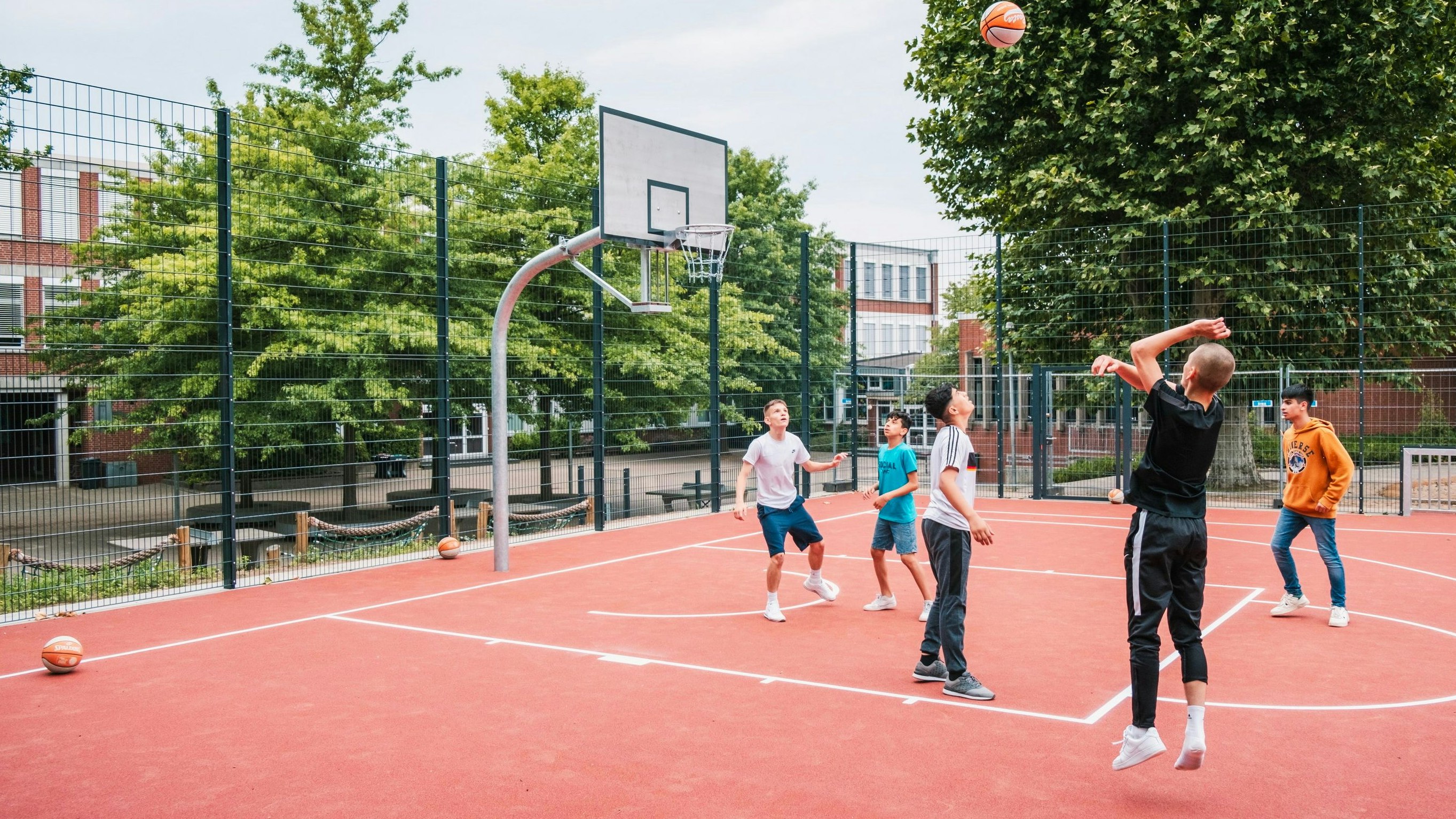 Die Basketball-AG der Stegemannschule trainiert auf dem neuen Basketballfeld an der Falkenbergstraße. Foto: Stadt Lohne/Tombrägel