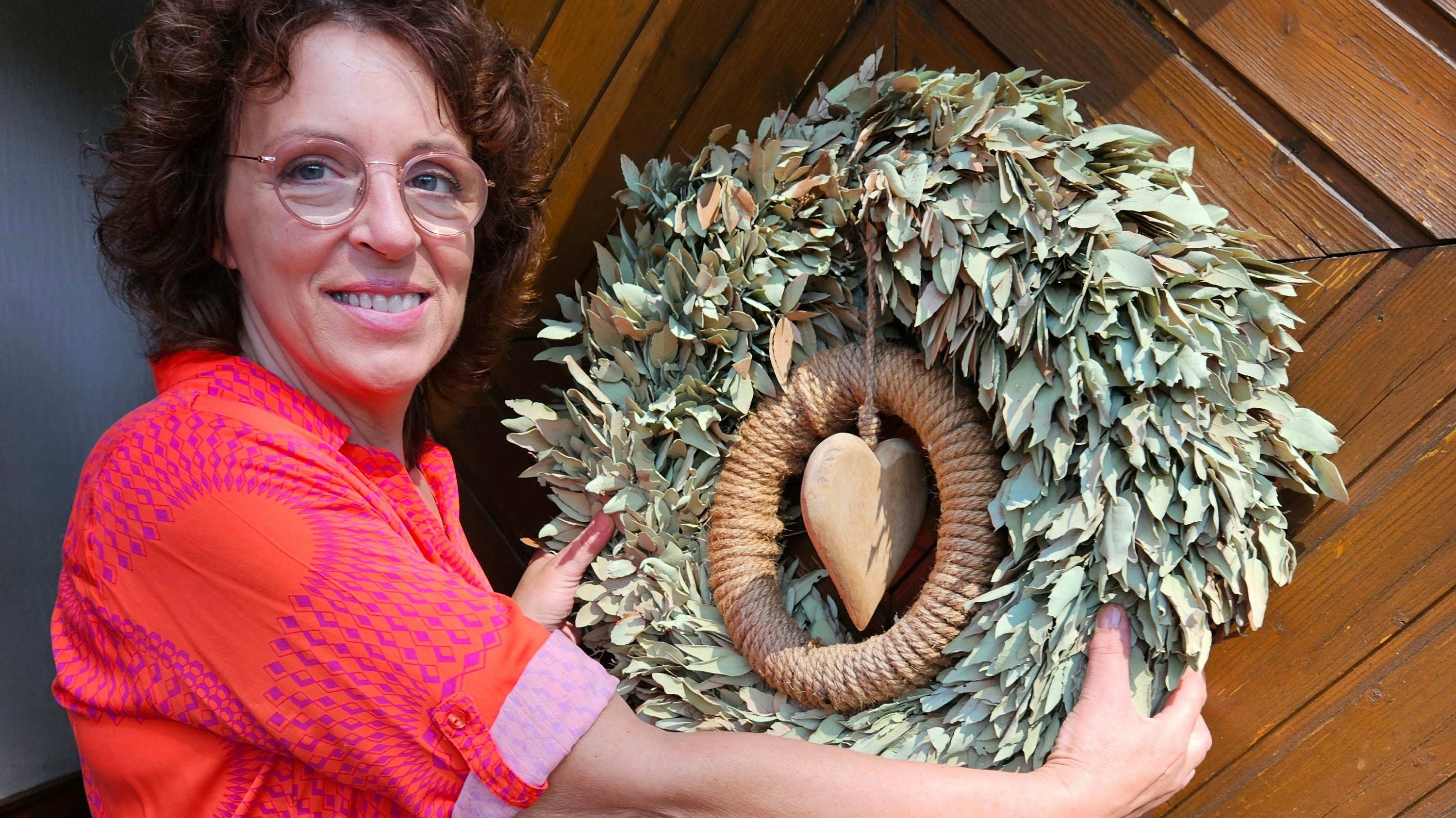 Hildegard Hermes liebt Pflanzen – in Workshops gibt die gelernte Floristin regelmäßig ihr Wissen und Erfahrungen weiter. Foto: Biegel