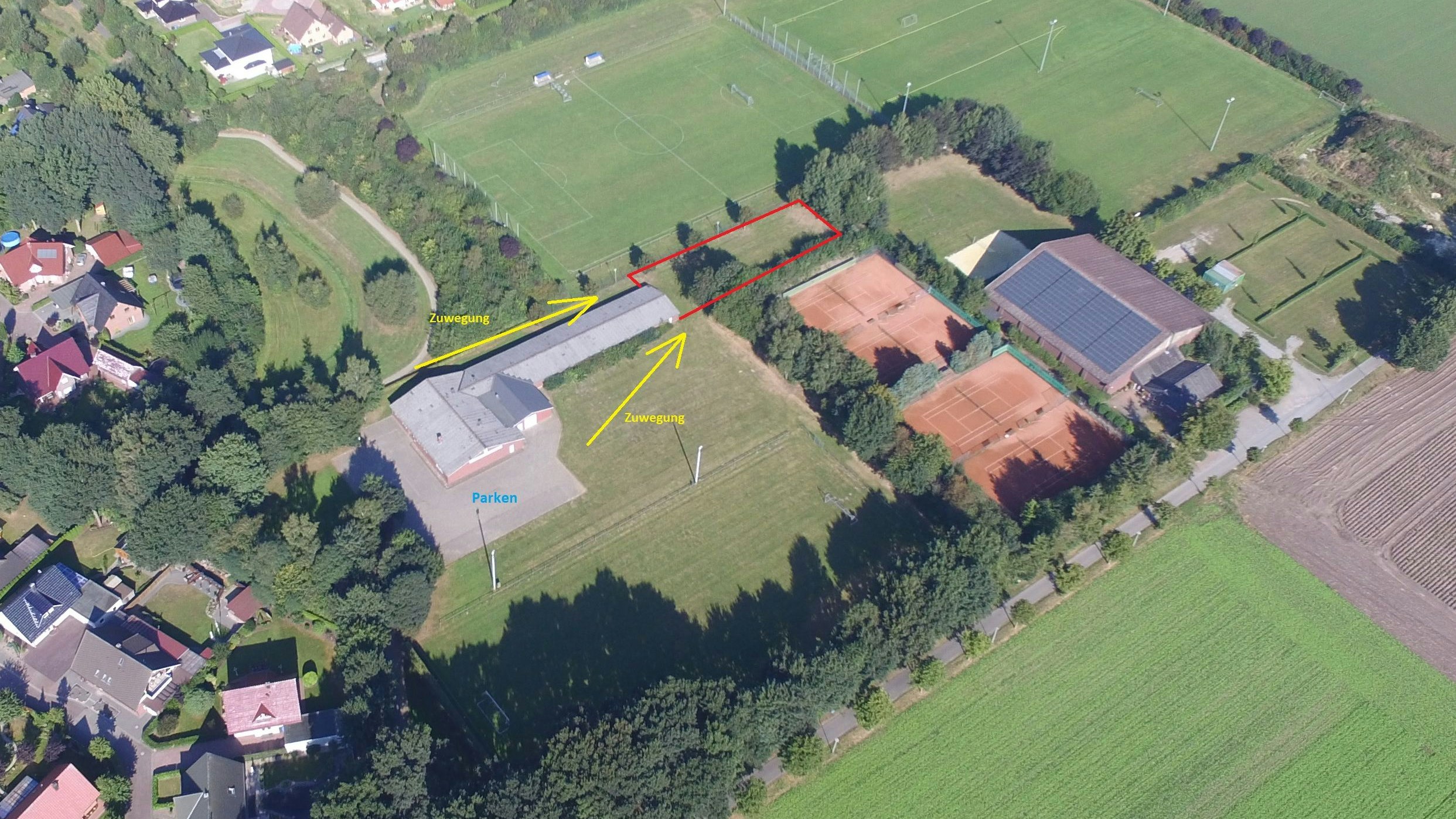 Zwischen den Trainingsplätzen des SV Emstek, der Schießhalle und der Tennisanlage liegt das Areal, auf dem sich künftig die Hunde beschnuppern können.&nbsp; Luftaufnahme: kleine Holthaus