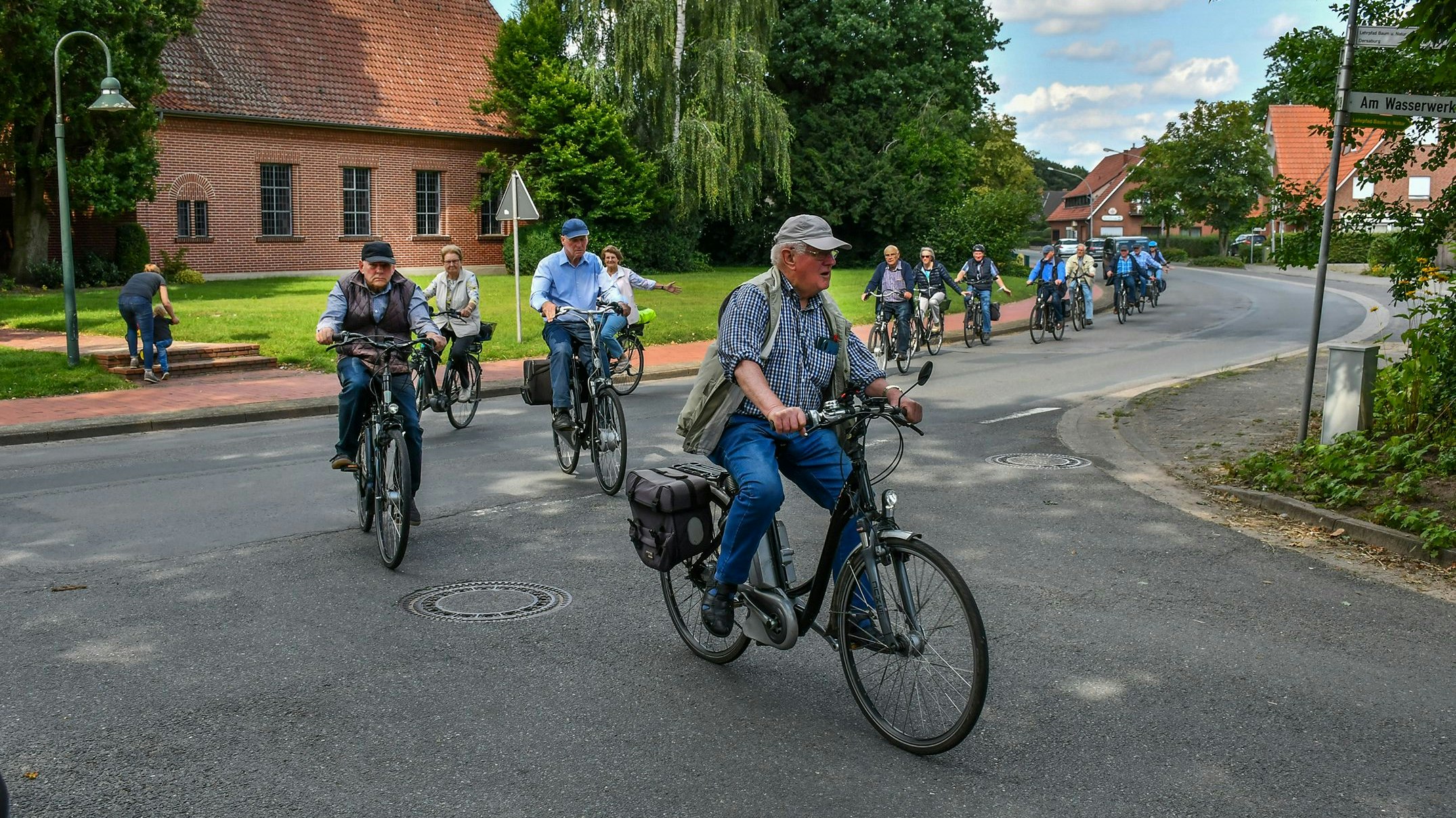 Heimat erleben: Geführt vom Wanderwart August Meyer erkundeten die Teilnehmer der Fahrradtour die Gemeinde Holdorf. Foto: Vollmer