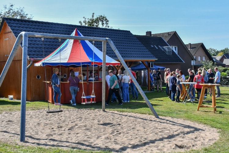 Neue Schutzhütte auf dem Spielplatz an der Bergstraße: Bei bestem Wetter gab es für die Anwohner, Freunde und Gönner ein Einweihungsfest. Foto: Vollmer
