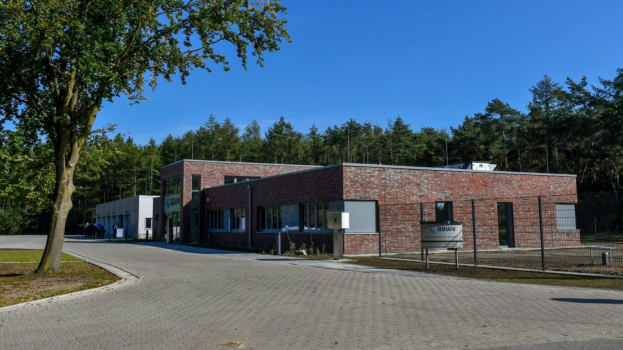 Modern, umweltverträglich und zweckmäßig: Die neue Betriebsstelle des OOWV in Fladderlohausen. Foto: Vollmer