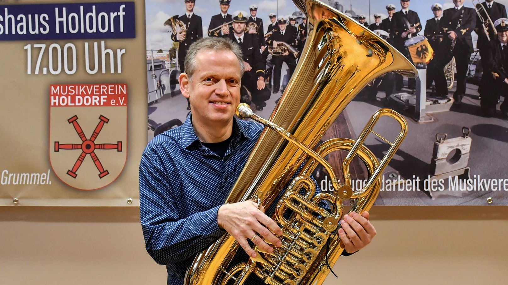 Der Musiker und sein Lieblingsinstrument: Wolfram Krumme mit der Melton F-Tuba. Foto: Vollmer