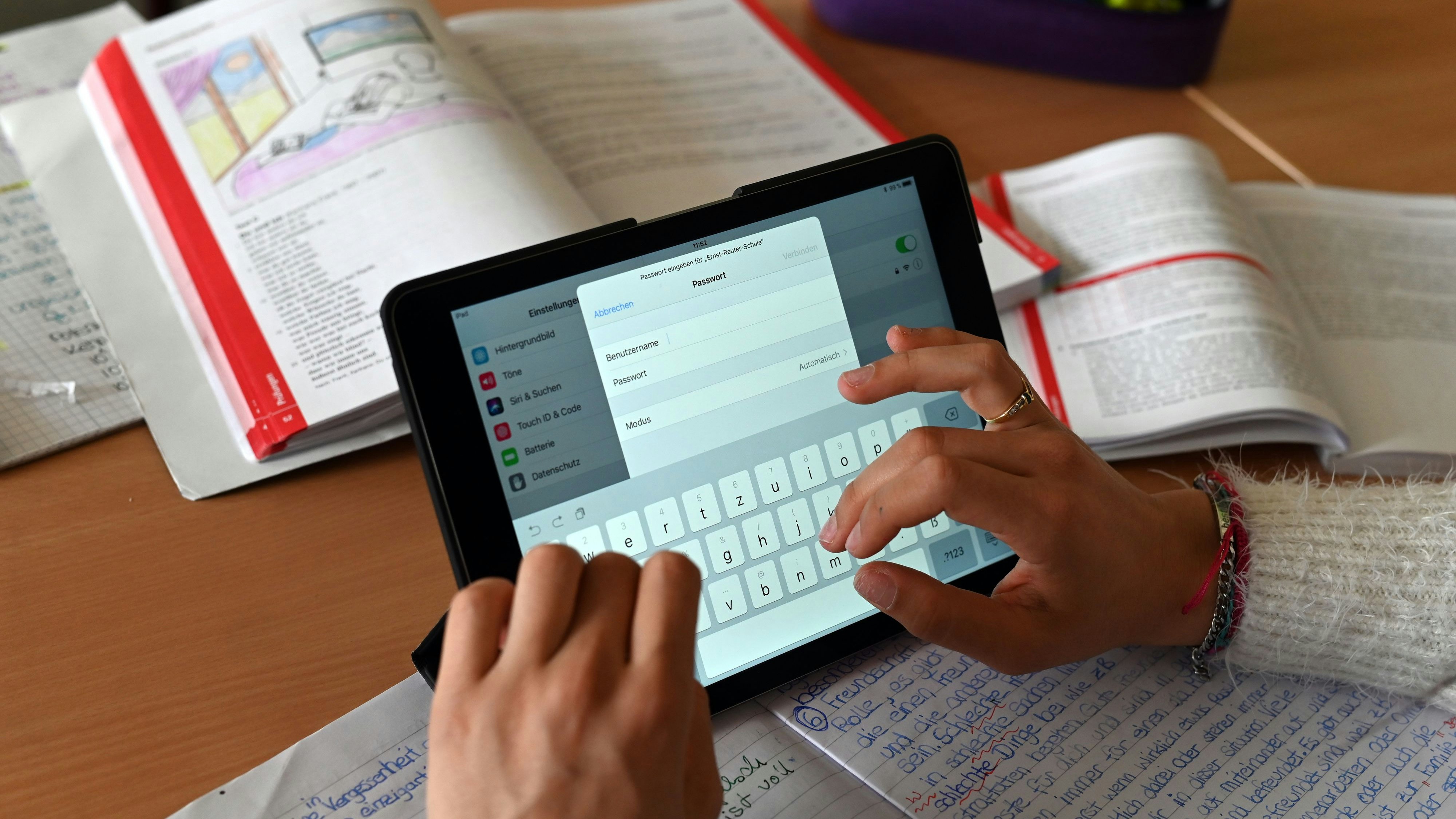 Medienmix: Analoge Schulbücher, Block und Tablets werden sich im Unterricht künftig ergänzen. Foto: Uli Deck/dpa