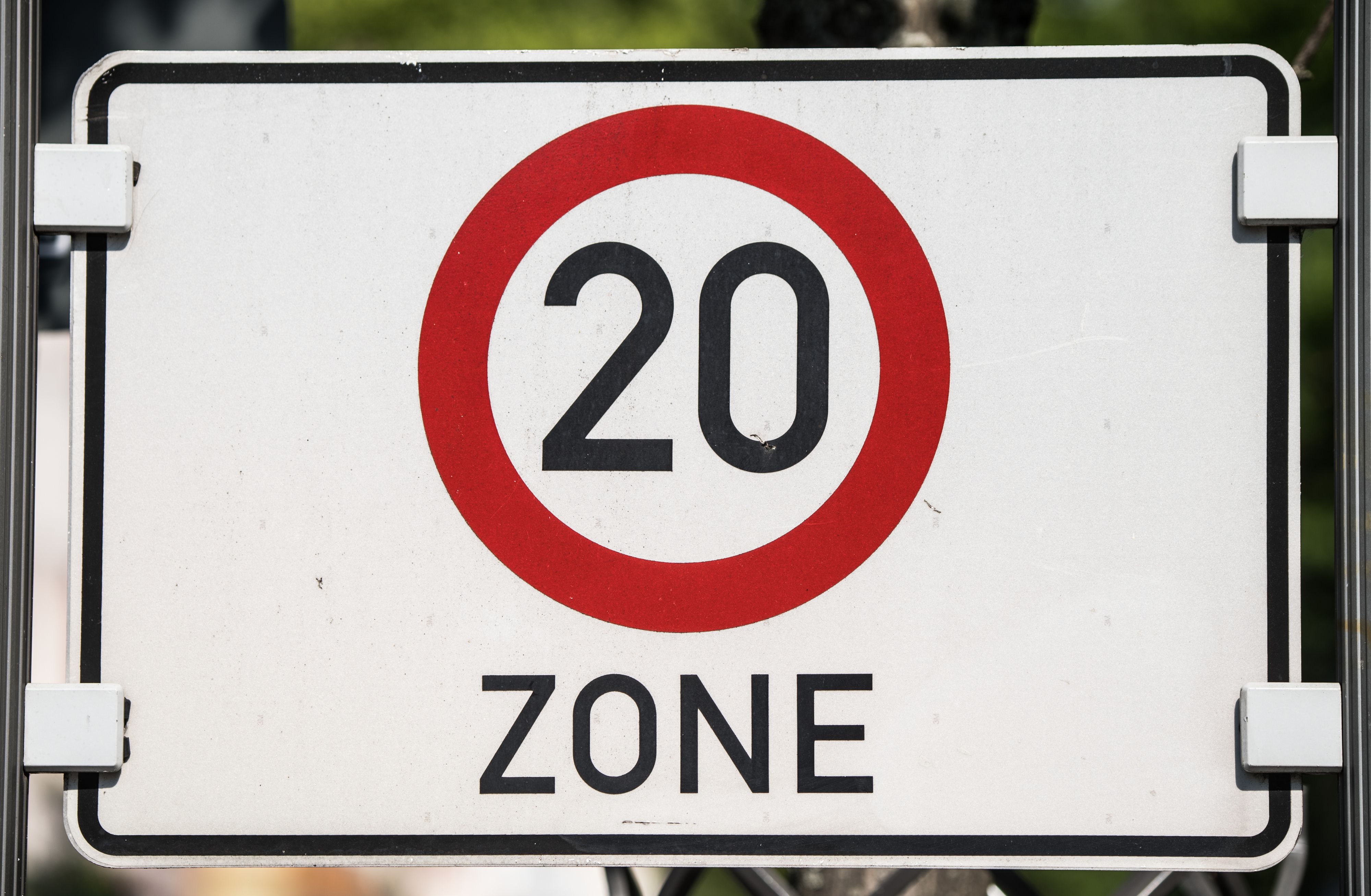 Tempo 20 als Höchstgeschwindigkeit: Ein Schild, das ab dem Frühjahr in der Dinklager Innenstadt häufiger zu sehen sein wird. Foto: dpa