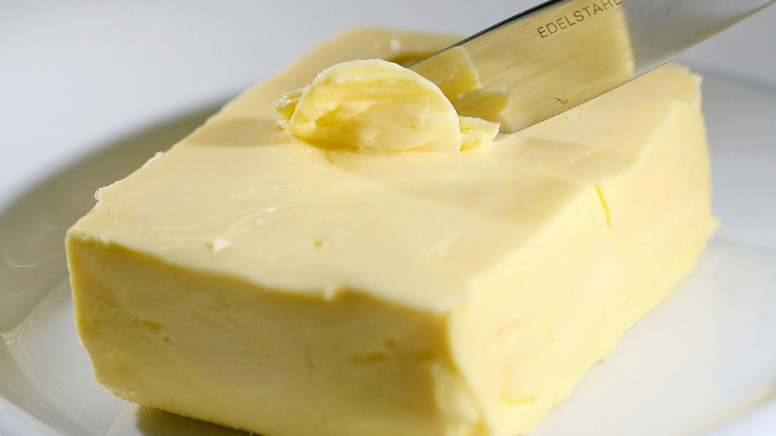 Deutlich günstiger: Der Buttereinkaufspreis ist um 56 Cent pro Kilo gefallen - zu Lasten der Milchbauern. Foto:dpa/Ebener