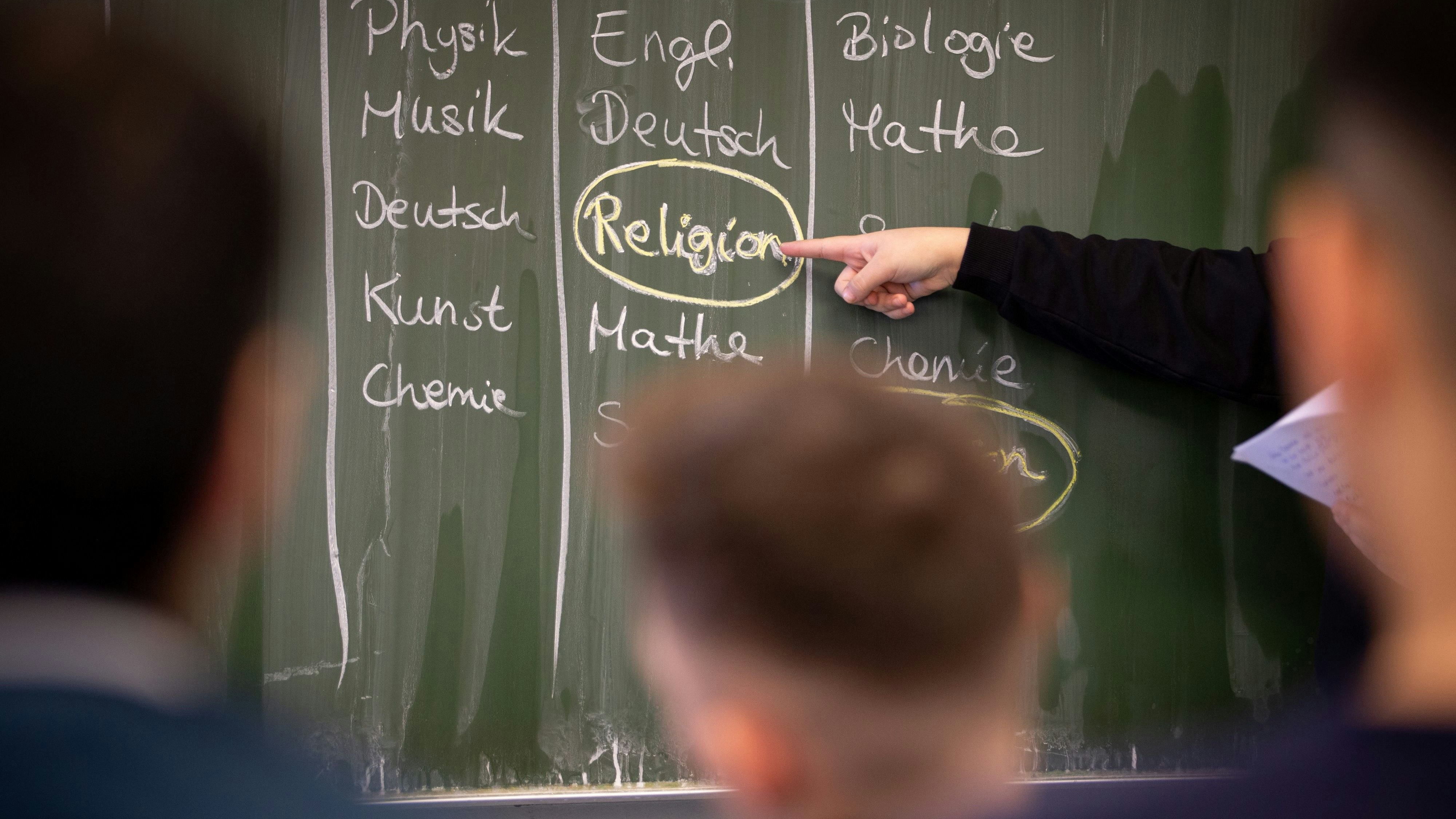 Kein getrennter Unterricht mehr: Es soll ein Fach „Christliche Religion“ geben. Foto: dpa / Gentsch