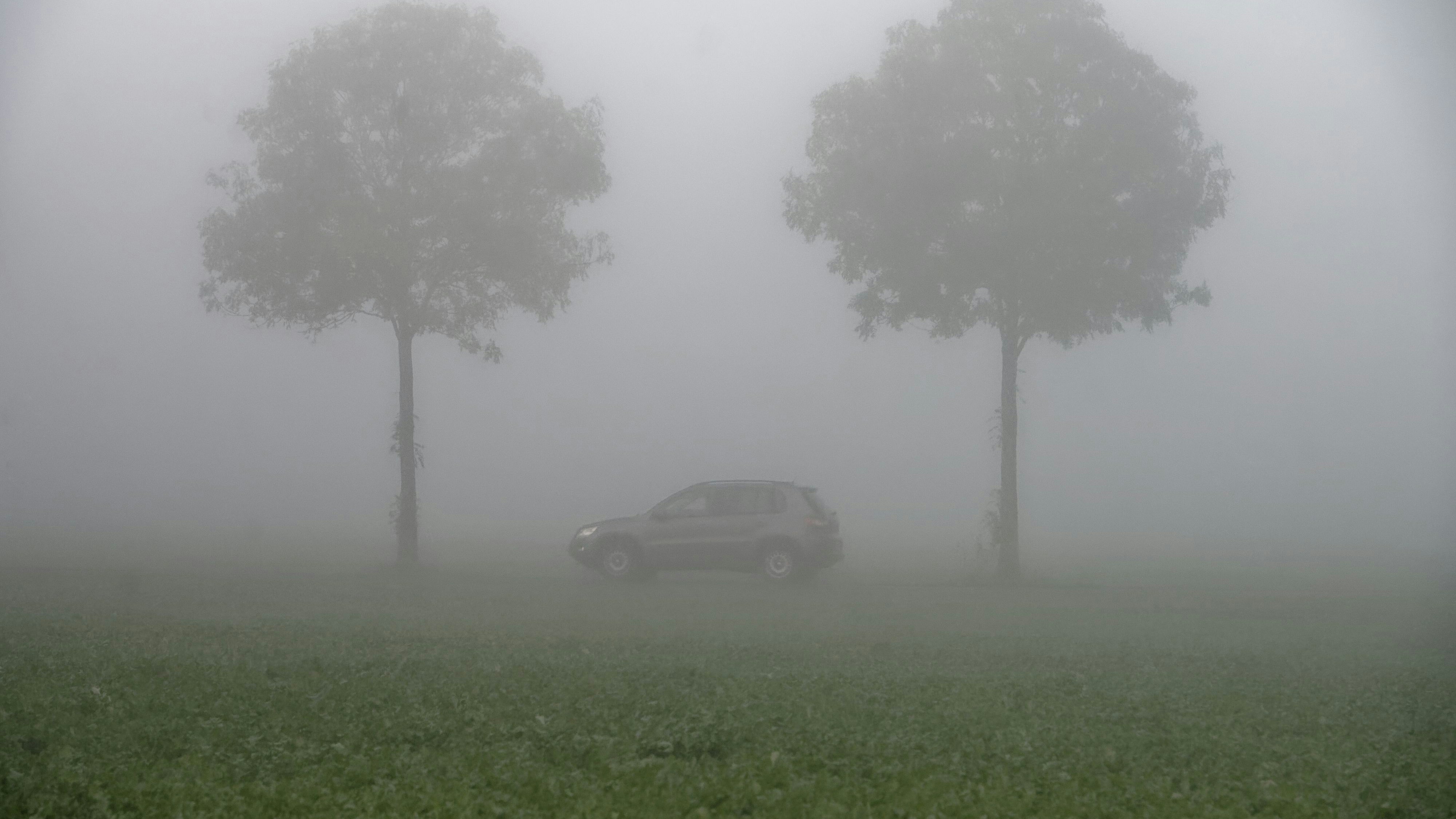 Unübersichtliche Fahrt: Im Herbst kann es immer wieder zu Sichteinschränkungen durch Nebel oder Niederschlag kommen. Foto: dpa/Kaiser