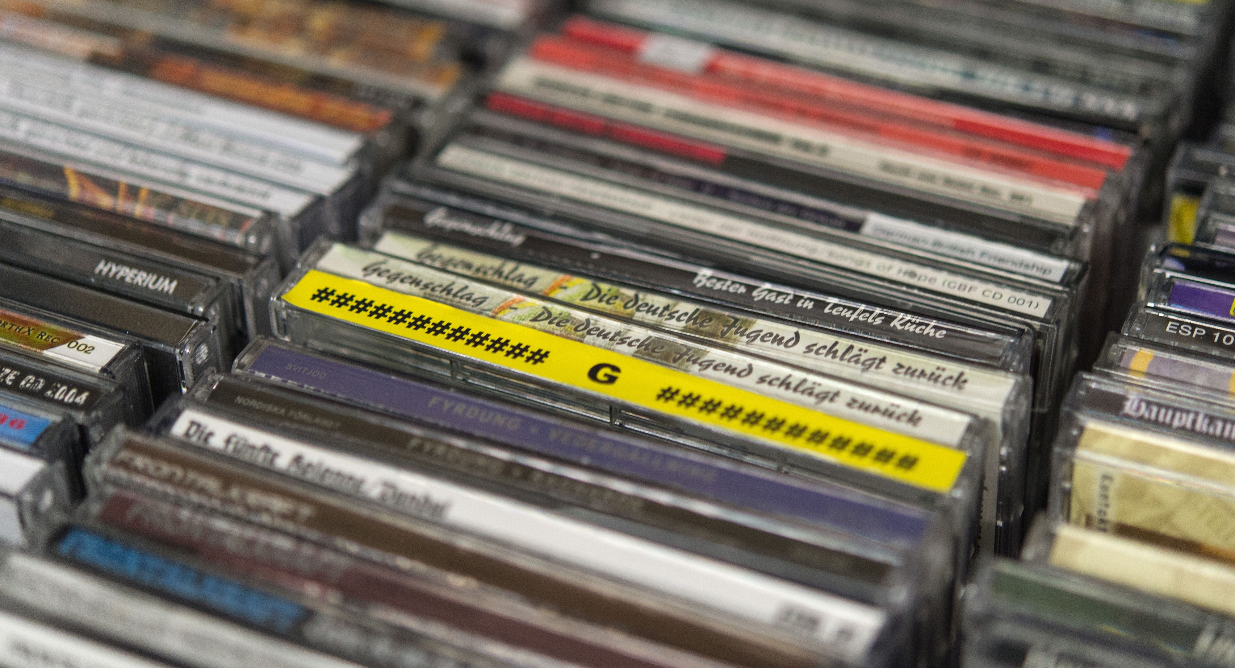 Rechtsrock-CDs liegen in einer Schublade. Symbolfoto: dpa