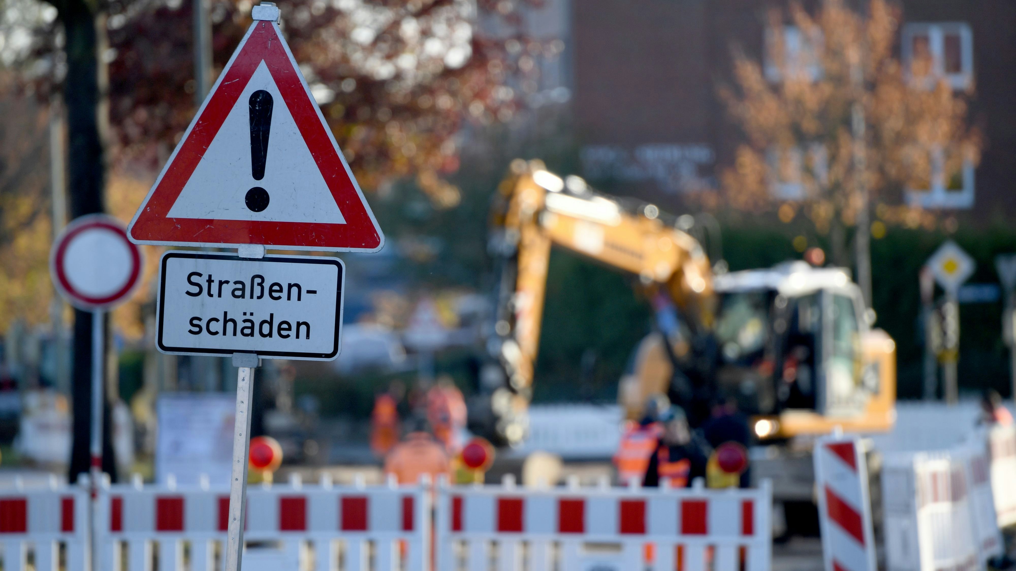 Maschineneinsatz statt Handarbeit: Bei der Beseitigung von Straßenschäden will die Gemeinde Steinfeld künftig dauerhaftere Lösungen erzielen. Foto: dpa/Rehder