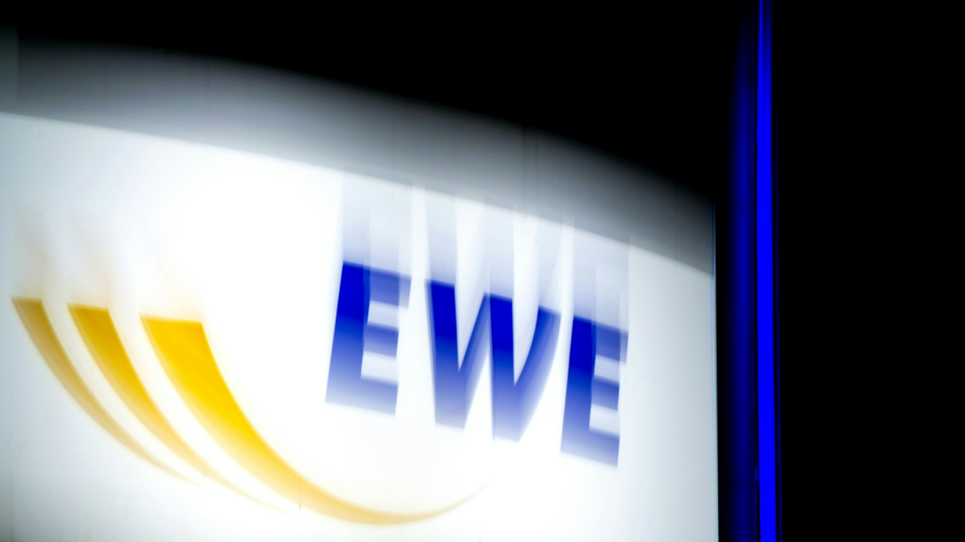 Ein Logo des Energieversorgers EWE leuchtet (Langzeitbelichtung mit Bewegungsunschärfe). Symbolfoto: dpa