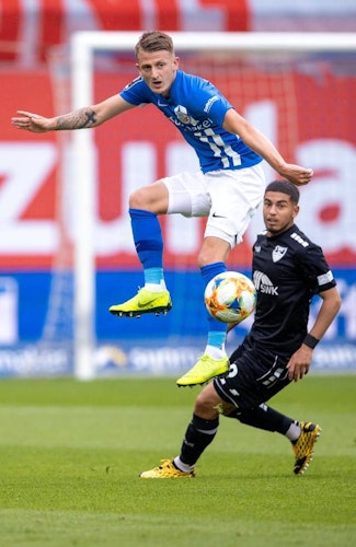 Obenauf: Nico Neidhart (blaues Trikot) und der FC Hansa Rostock spielen in der 3. Liga bislang eine vorzügliche Saison. Foto: DPAJens Büttner