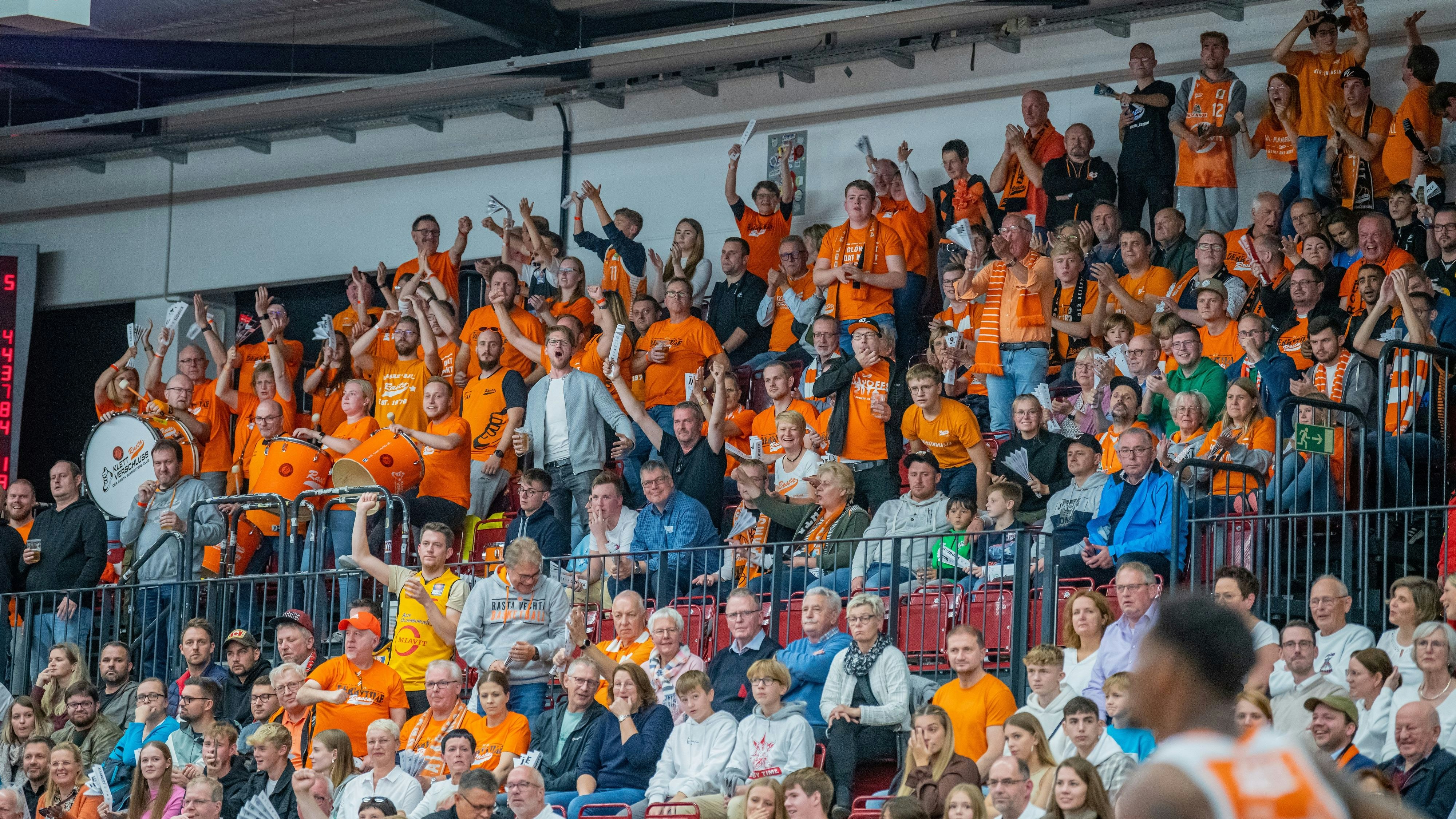 „Alarmstufe Orange“: Ein Teil der Rasta-Fans beim Derby in Quakenbrück. Foto: Becker