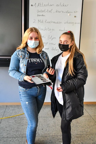 Sie sind nun sicherer im Netz unterwegs: die Holdorfer Schülerinnen Leni Meyer (links) und Maxine Echtermann. Foto: Vollmer