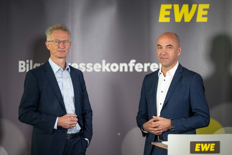 Stellten den Geschäftsbericht 2021 vor: Finanzvorstand Wolfgang Mücher und Stefan Dohler, Vorstandsvorsitzender. Foto: EWE