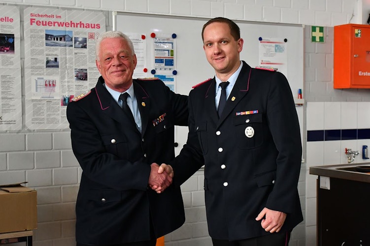 Gratulation: Alfred Dinkelmann (links) und sein designierter Nachfolger Christoph Bornhorst. Foto: Vollmer