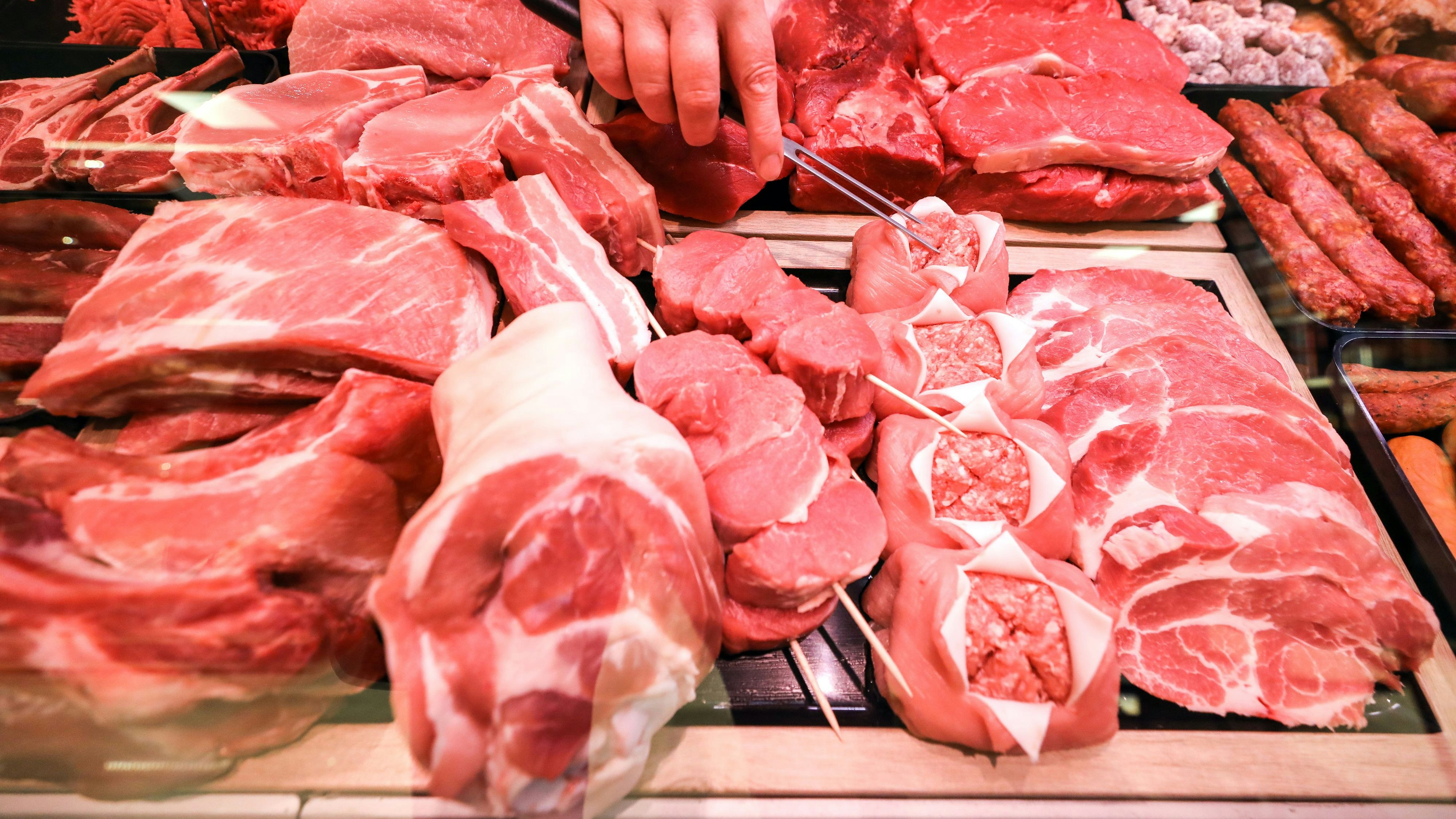 Verschiedene Sorten Schweinefleisch (vorne) und Rindfleisch liegen in einer Fleischtheke in einem Supermarkt. Symbolfoto: dpa
