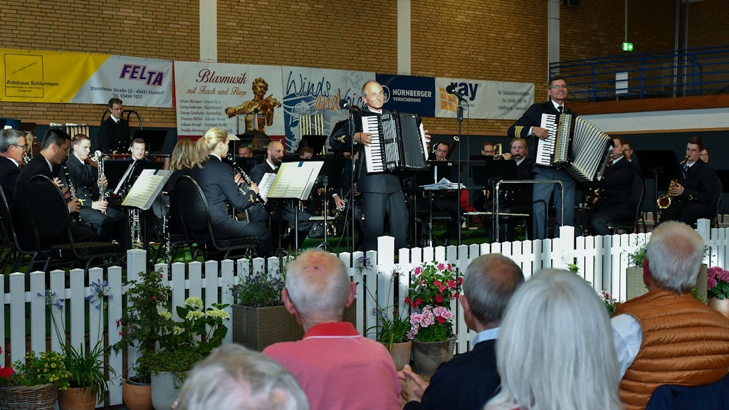 Das Musikkorps Wilhelmshaven macht dem Musikverein Holdorf ein Geschenk