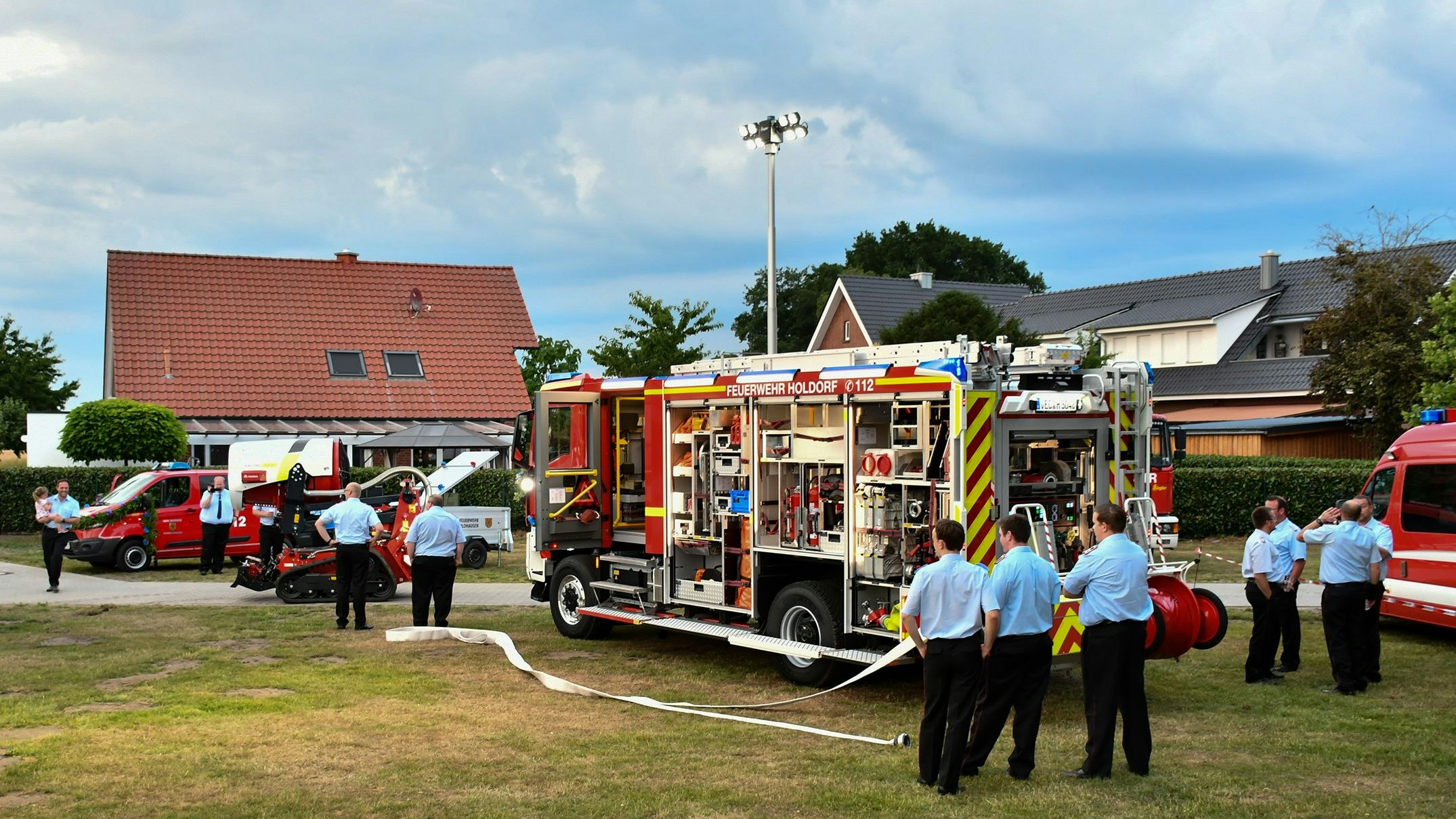 Dicht umlagert: Die neuen Fahrzeuge für die Feuerwehren in Holdorf und Fladderlohausen fanden großes Interesse. Foto: Vollmer