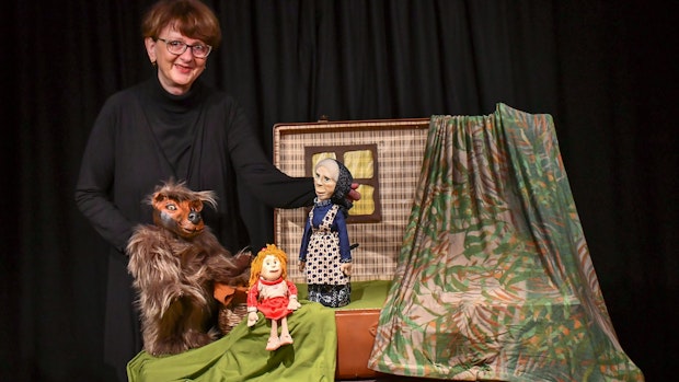 Figurenspielerin Gertrud Bünger genügt ein Koffer als mobile Bühne