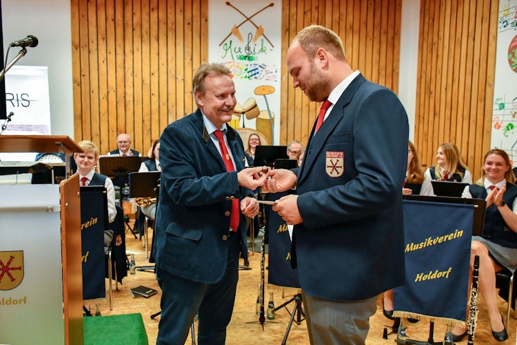 Gratulation zum 100. Jubiläumsjahr: Bürgermeister Dr. Wolfgang Krug (links) überreicht dem Vorsitzenden Jan-Nikolas Pille symbolisch eine Kastanie. Foto: Vollmer