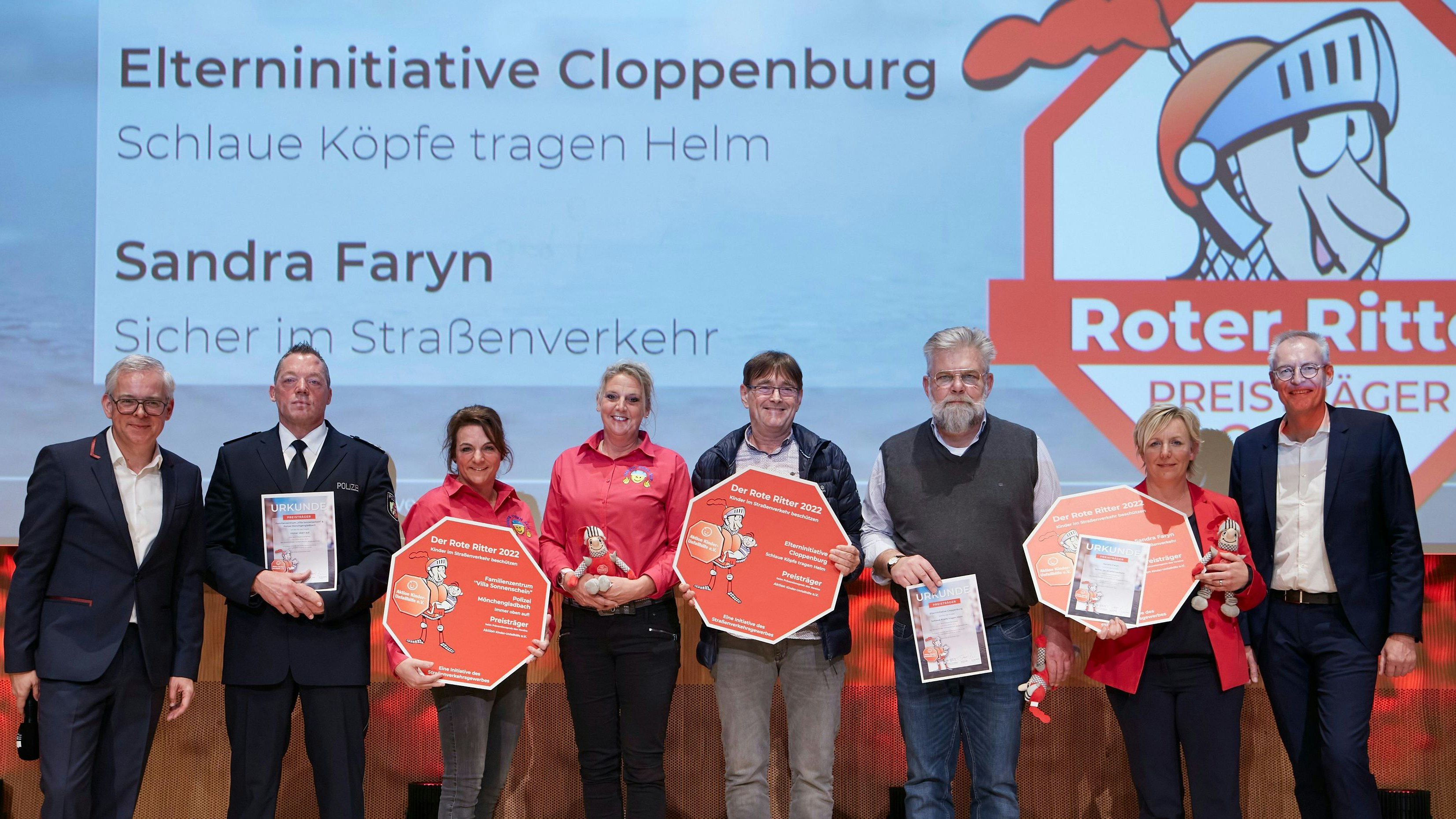 Preisverleihung in der&nbsp;Kategorie Helmprojekte: Arwid Romey aus Cloppenburg (3. von rechts) freute sich für das Projekt. Foto: Aktion Kinder-Unfallhilfe e.V.