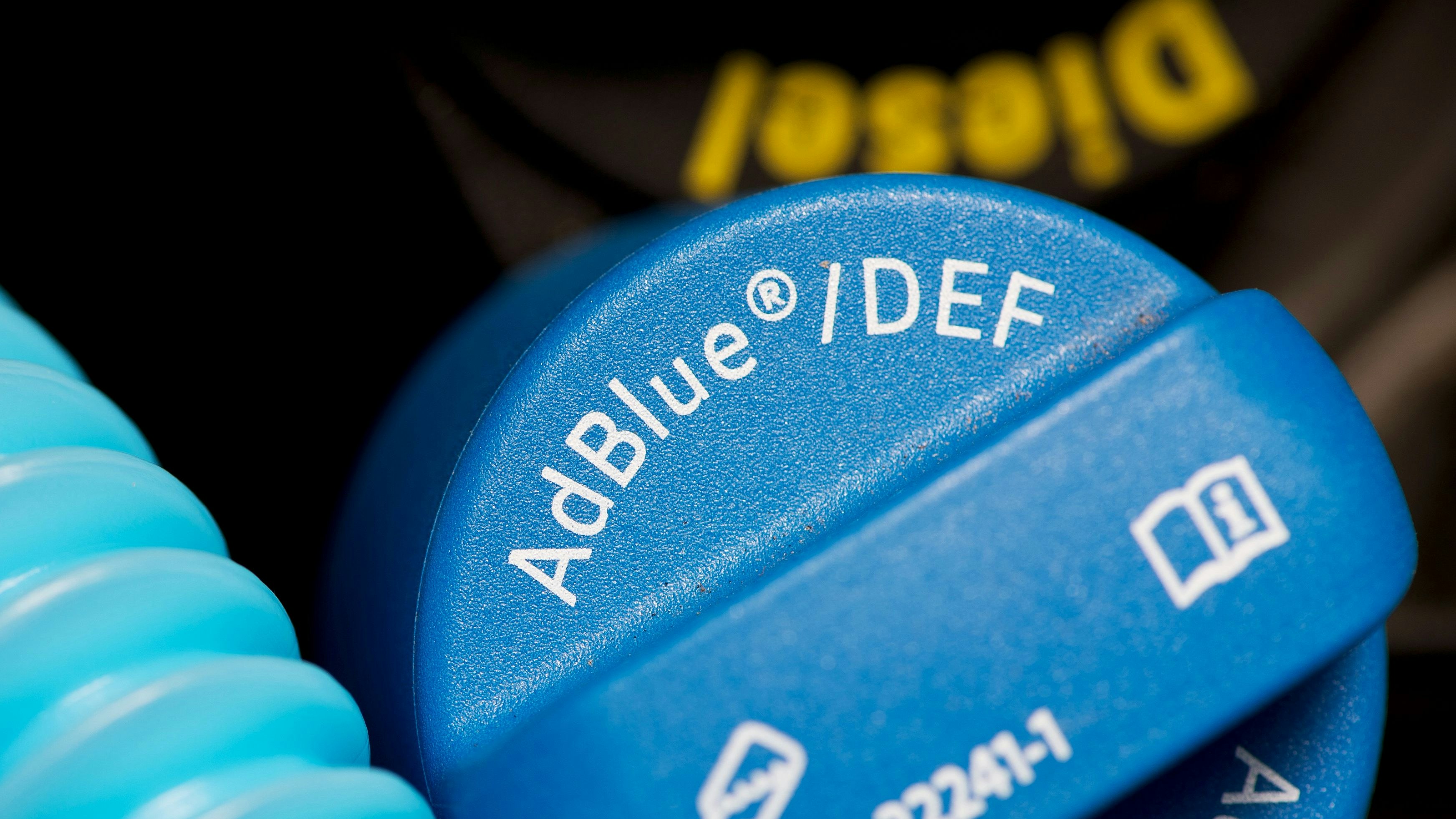 AdBlue ist ein Treibstoffzusatz für Dieselfahrzeuge. Foto: dpa/Pförtner