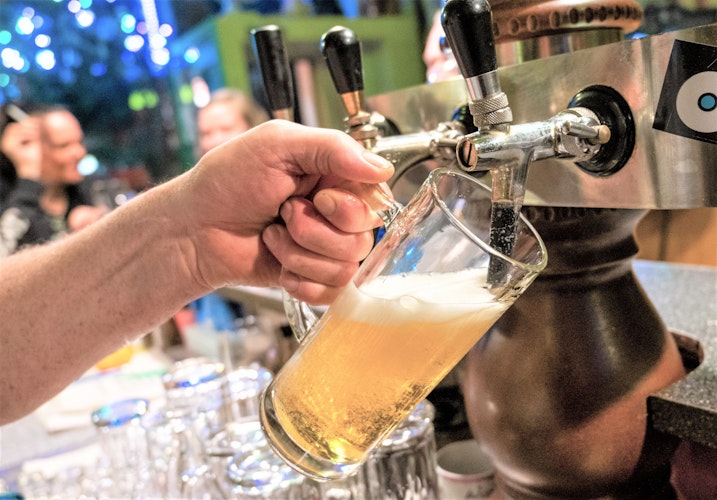 In einer Gaststätte wird ein Bier gezapft. Wenn der Mindestlohn auf  12 Euro steigt, dürfte auch der Service der Gastgeber teurer werden. Foto: dpaGateau