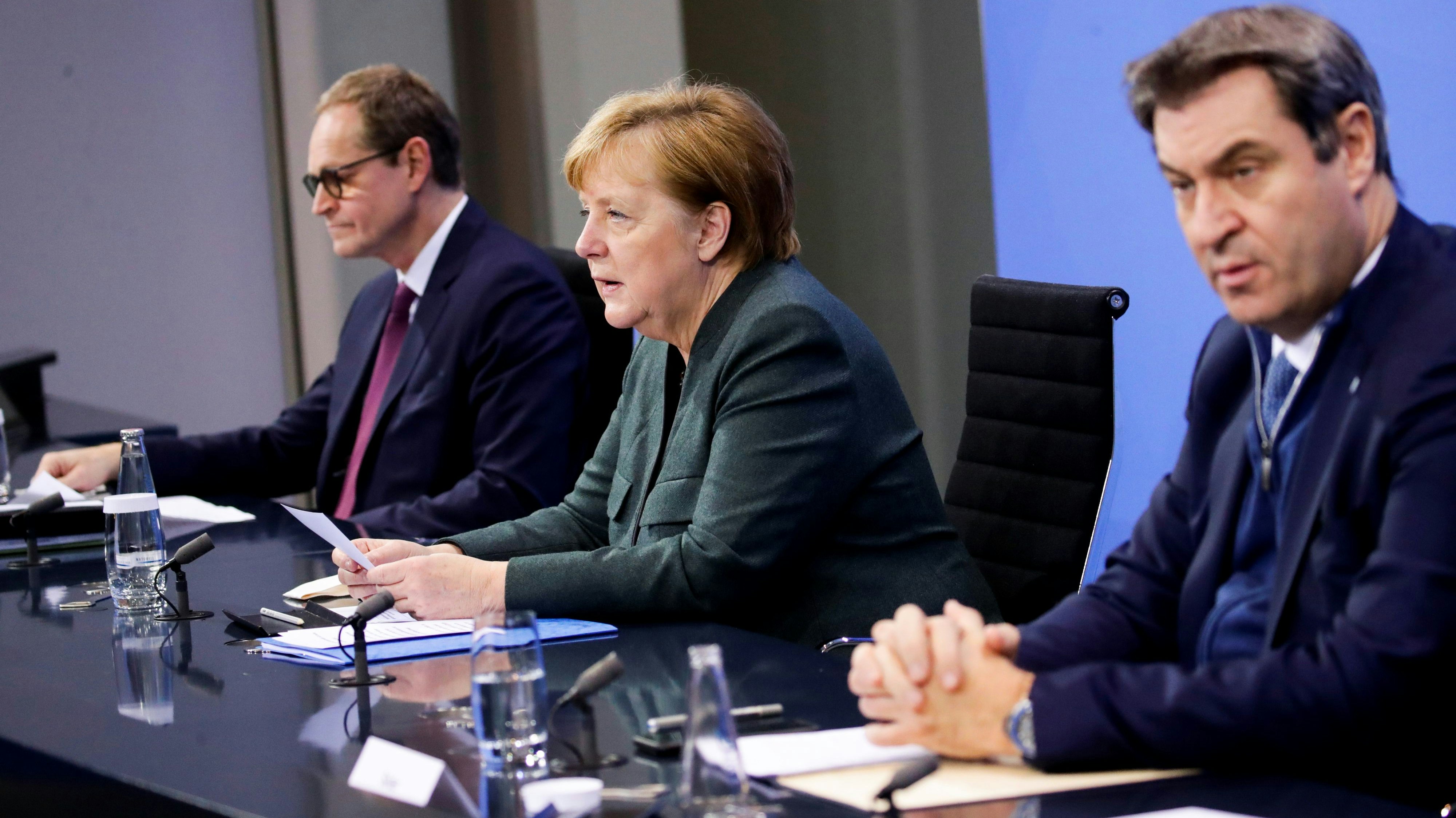 Bundeskanzlerin Angela Merkel (Mitte, CDU), Berlins Regierender Bürgermeister Michael Müller (links, SPD) und der CSU-Vorsitzende Markus Söder geben eine Pressekonferenz im Bundeskanzleramt zu den Ergebnissen der Bund-Länder-Beratungen. Foto: dpa/Hanschke/Reuters/Pool