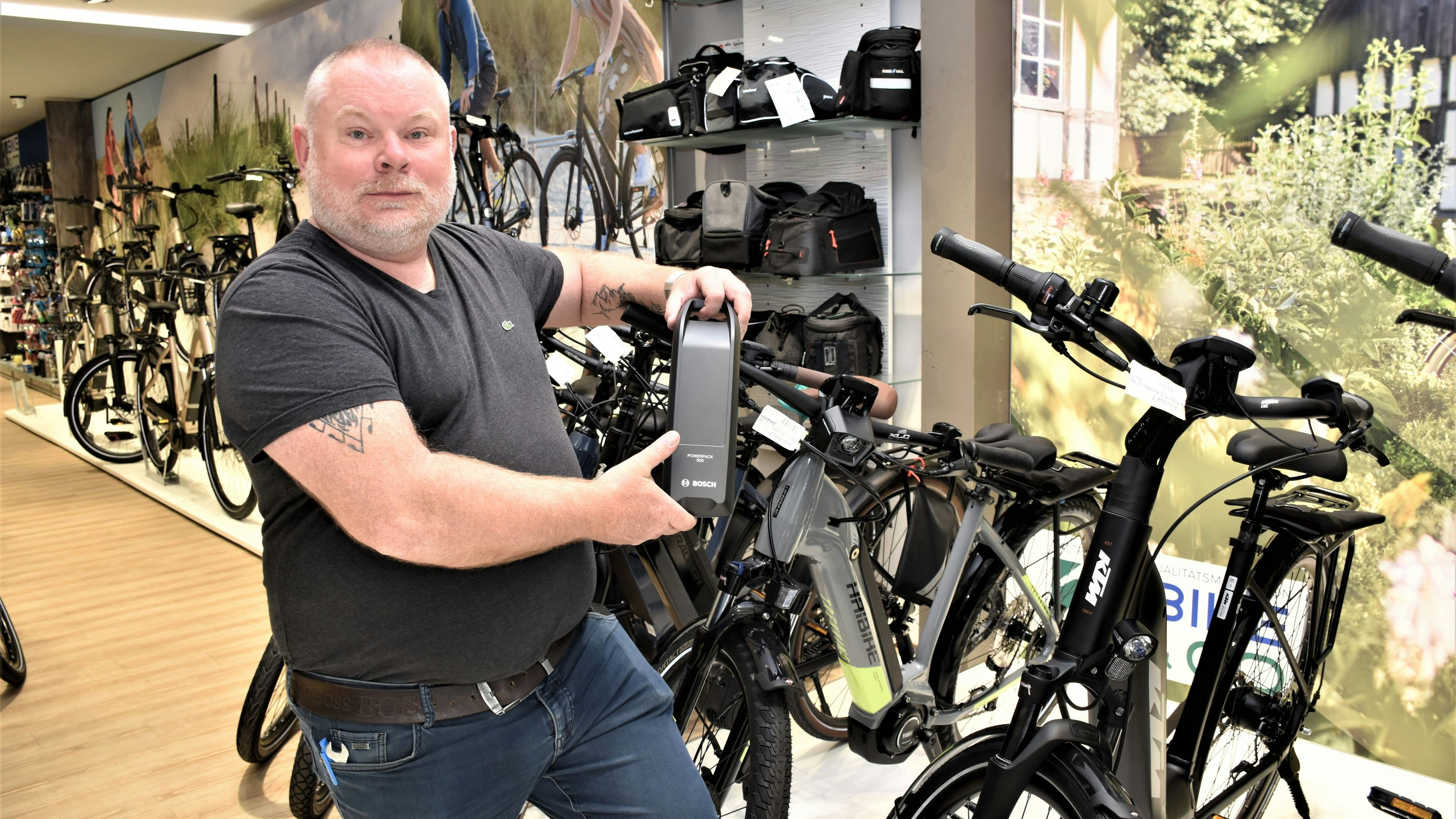 Der Mangel an Fahrrad-Akkus ist real: Der Cloppenburger Fachhändler Frank Belling zeigt eine Bosch-Batterie. Lange Lieferzeiten für diese Akkus verärgern Kunden und Fahrradhandel. Foto: Kühn