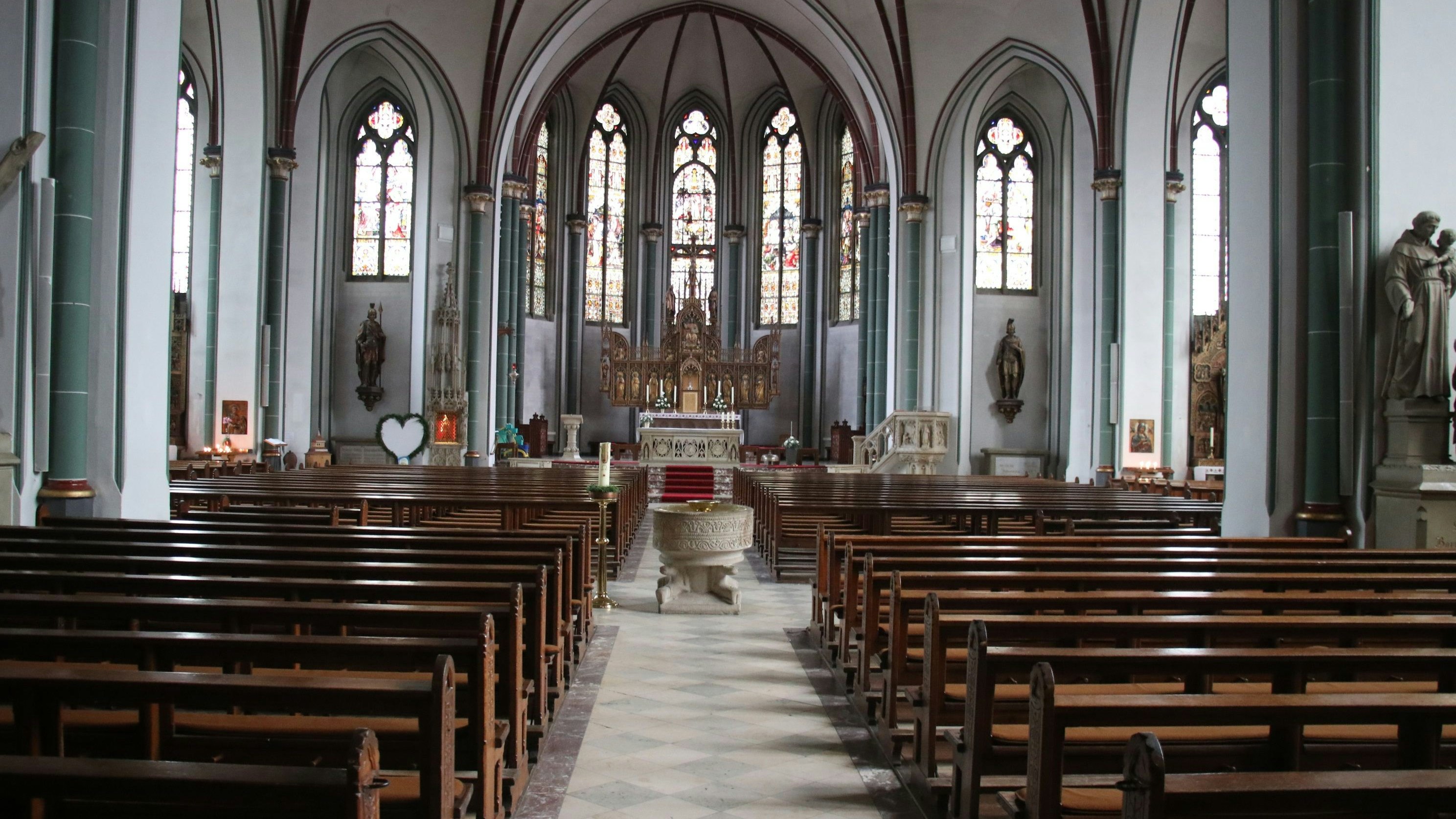 Deutlich reduziert: Die geplante Innensanierung der St.-Viktor-Kirche umfasst vor allem das Anstreichen der Wände. Foto: Lammert