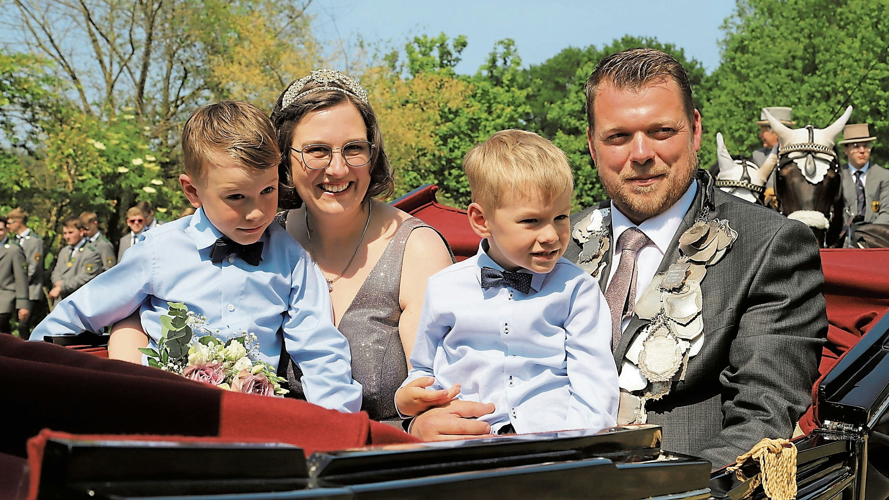 Ein strahlendes Königspaar: Alexander und Kerstin Nienaber mit den Kindern (links) Oskar und Gustav. Foto: C. Passmann