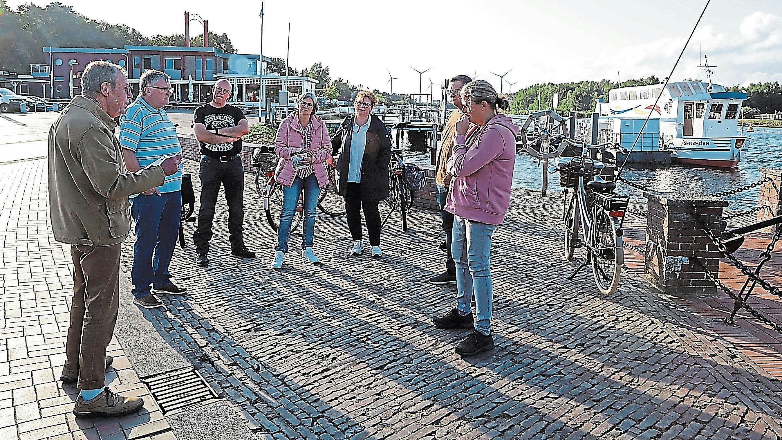 Eine letzte Vorbesprechung: Das Organisationsteam für den Hafenfestlauf geht am Hafen in Barßel noch einmal einige Punkte durch. Foto: C. Passmann