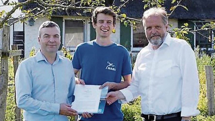 Unterschriebener Vertrag: Froh über die Kooperation von ZF und Nabu sind (von links) Florian Tausch (ZF), Martin Garmatter (Nabu) und Guido Remme (ZF). Foto: Sonnenschein