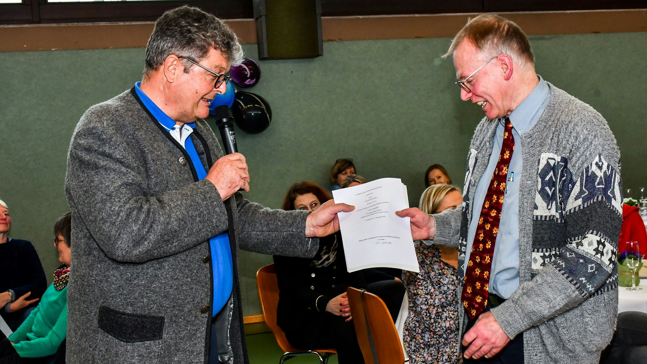 Abschied: Sonderschulrektor Guido Venth (links) überreicht Michael Koke die Versetzungs-Urkunde in den Ruhestand. Foto Vollmer