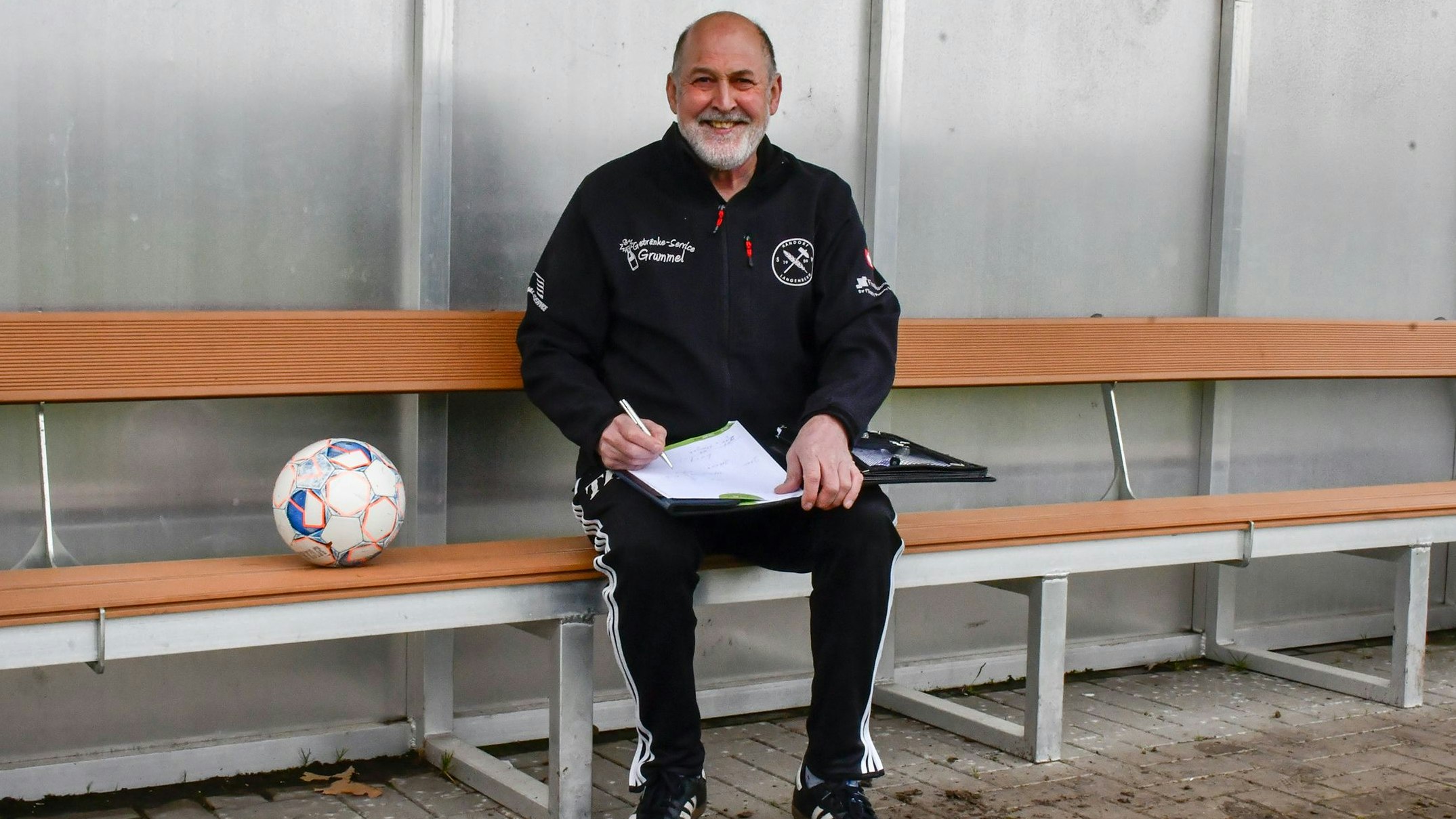 Es gibt immer etwas zu notieren: Günther Klose ist seit mehr als 40 Jahren Trainer beim SV Handorf-Langenberg. Foto: Vollmer