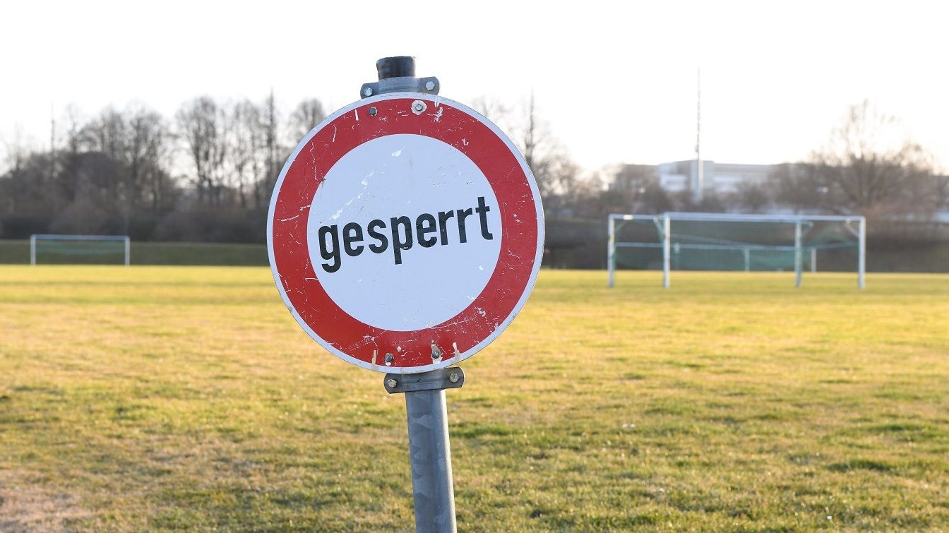 Für den Wettbewerb gesperrt: Das gilt aktuell für fast alle Fußballplätze in Deutschland. Foto: dpa/Hase