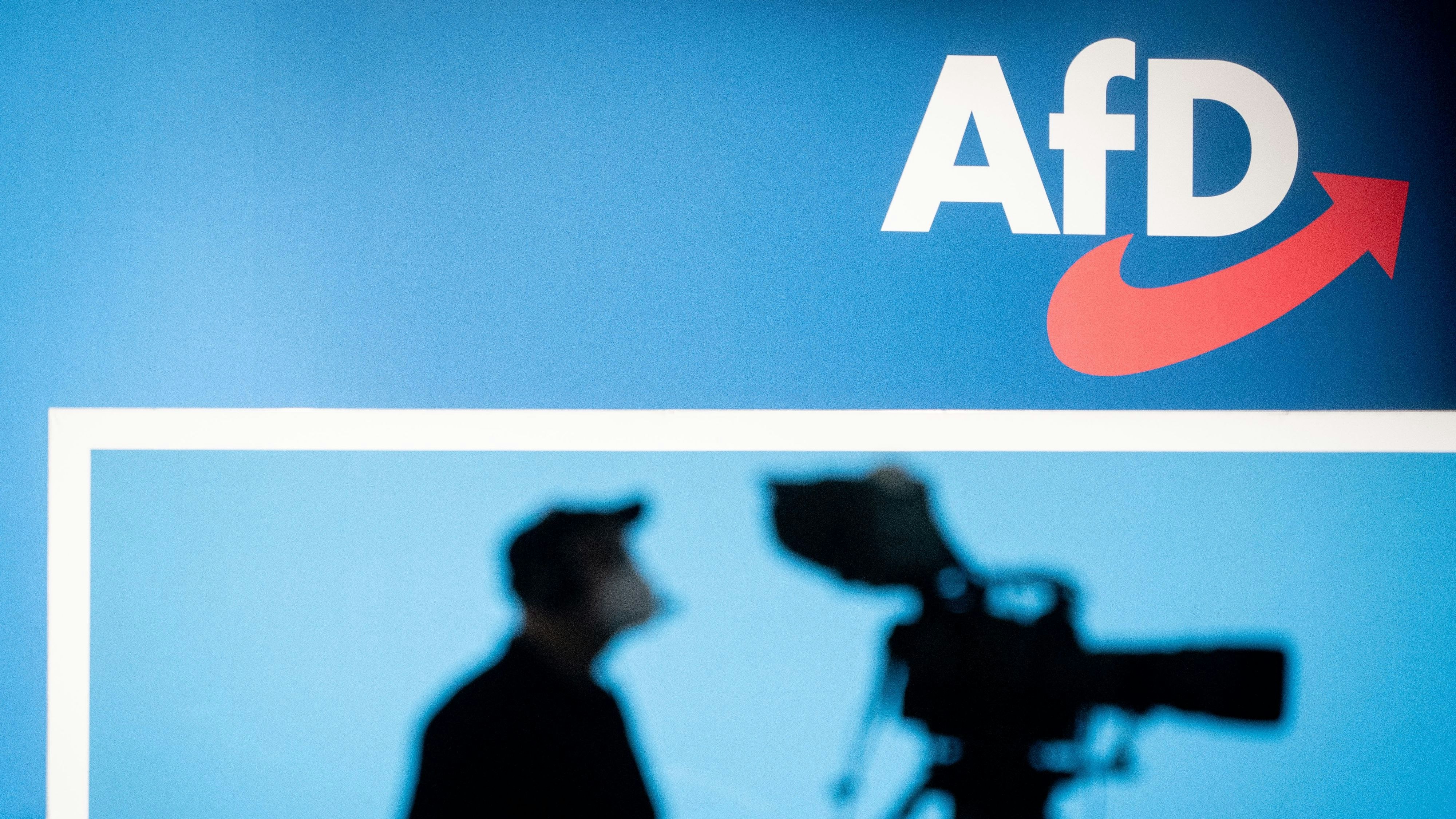 Eine Fernsehkamera ist in Dresdener Messehalle beim Bundesparteitag der AfD vor dem Podium zu sehen. Ein Thema ist der Beschluss des Wahlprogramms für die Bundestagswahl. Symbolfoto: dpa