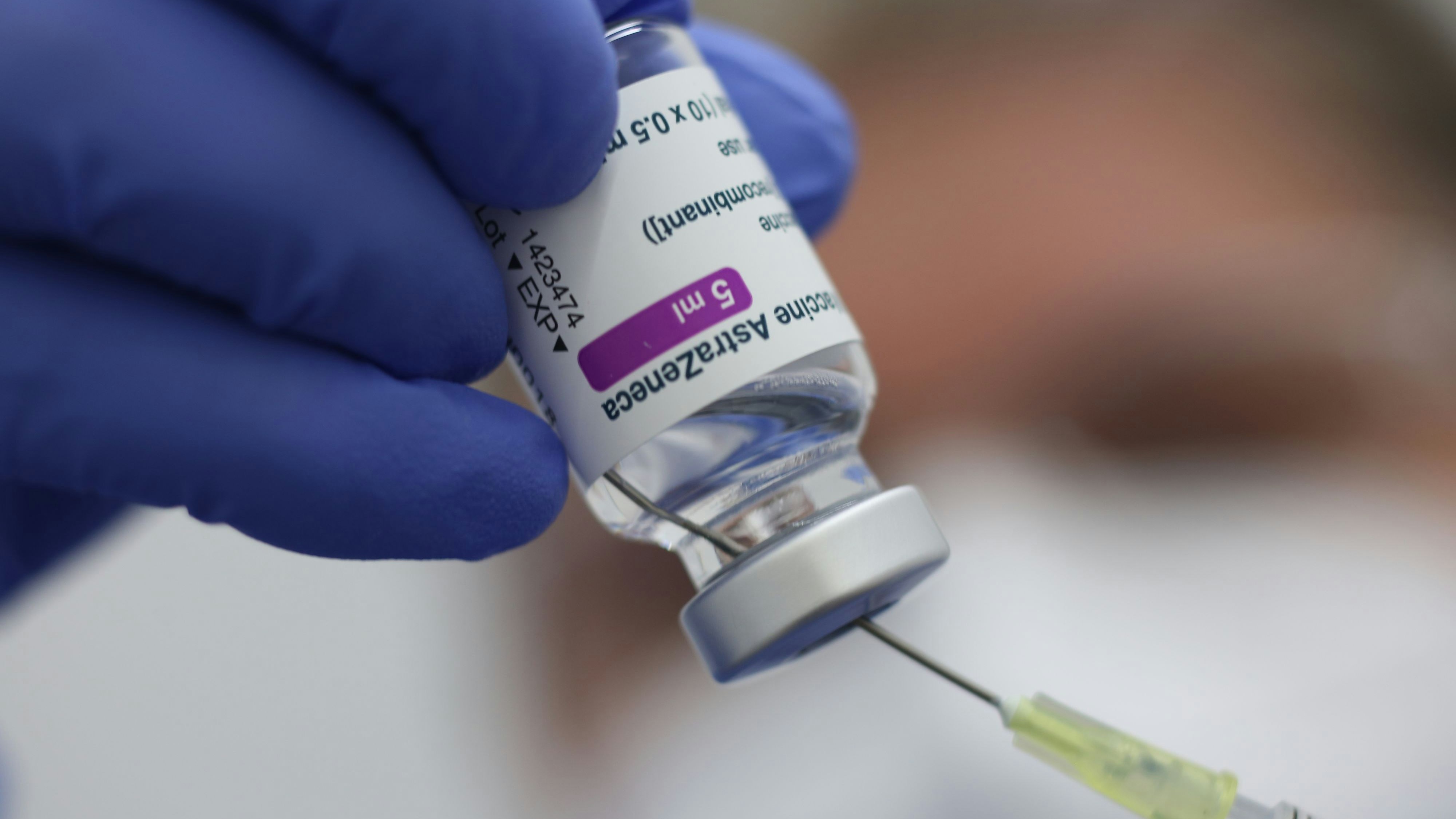 Mittlerweile rege im Einsatz: Der Corona-Impfstoff von Astrazeneca. Foto: dpa / Bein