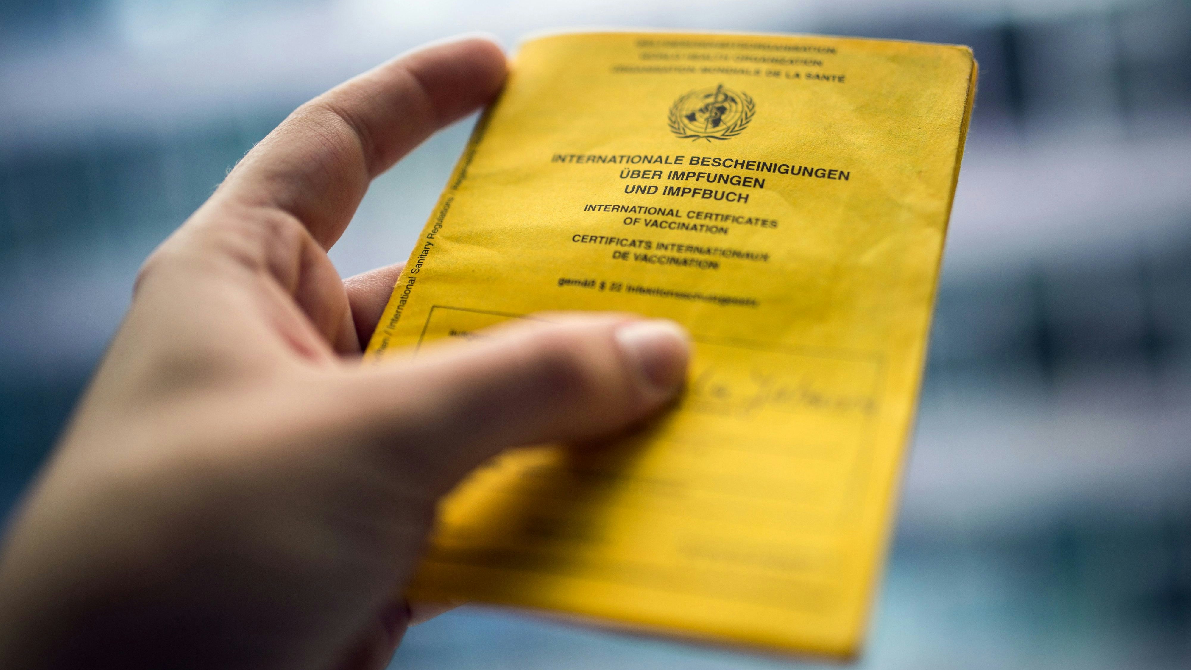 Leicht zu fälschen: Der gelbe Impfausweis wird in einigen Bundesländern nicht mehr anerkannt. Foto:&nbsp;dpa/Sophia Kembowski