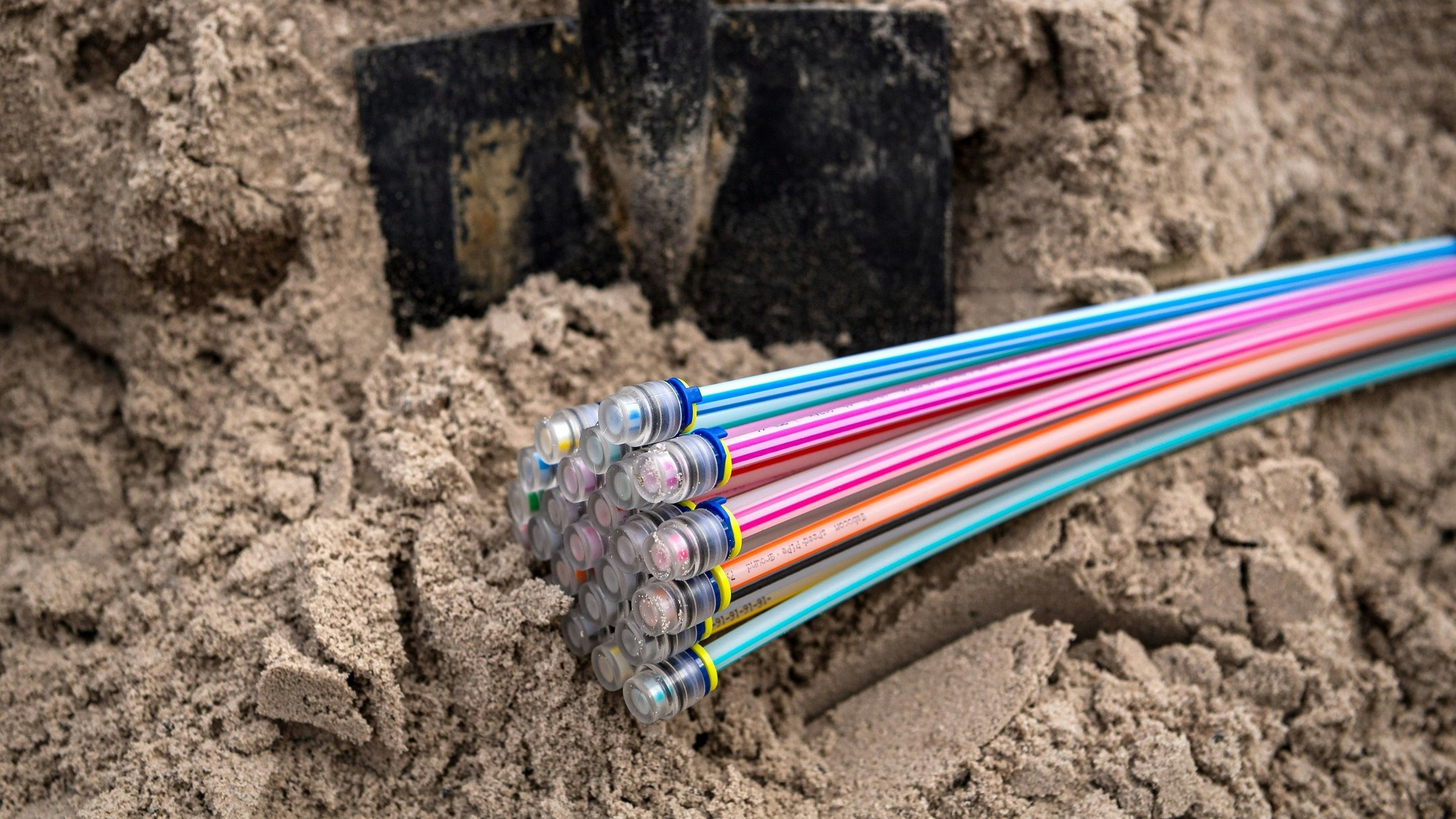 Voraussetzung für ein schnelles Internet: Glasfaserkabel im Erdboden. Foto: dpa/Schuldt